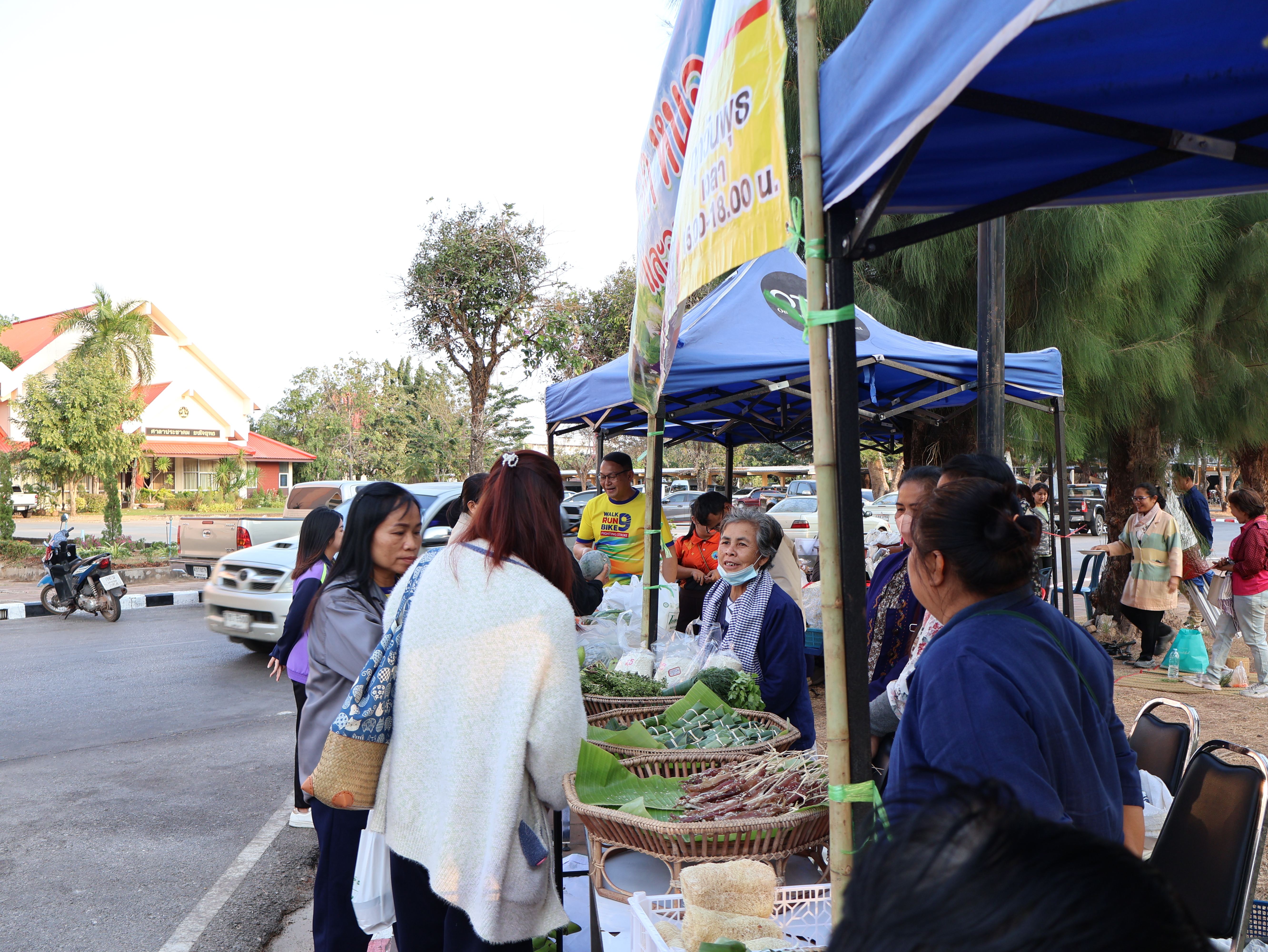นครพนม   จัดแสดงและจำหน่ายผลผลิต โคก หนอง นา “ตลาดนัดโคก หนอง นา และอาหารปลอดภัย” สู่ความยั่งยืน