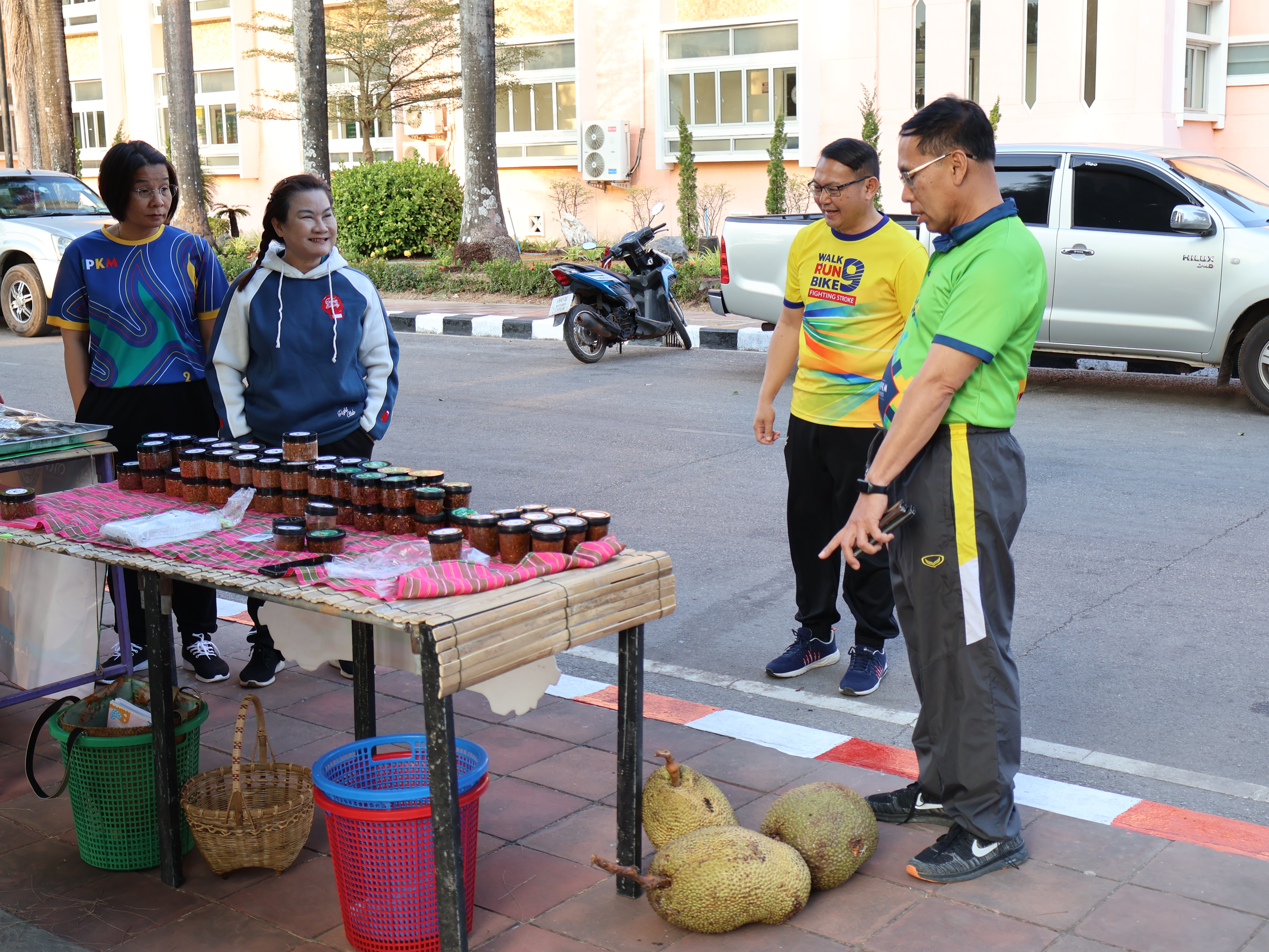 นครพนม   จัดแสดงและจำหน่ายผลผลิต โคก หนอง นา “ตลาดนัดโคก หนอง นา และอาหารปลอดภัย” สู่ความยั่งยืน