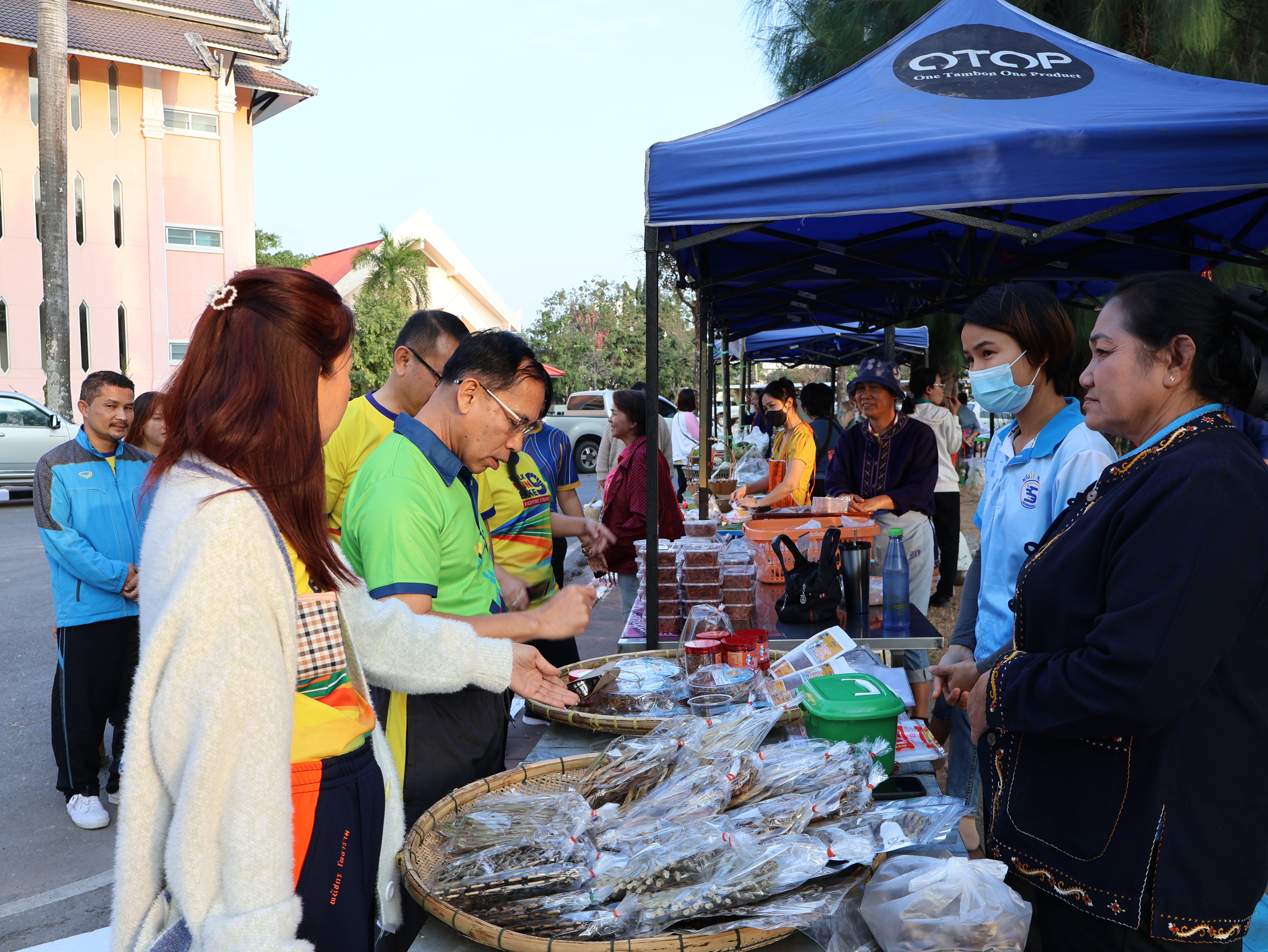 นครพนม   จัดแสดงและจำหน่ายผลผลิต โคก หนอง นา “ตลาดนัดโคก หนอง นา และอาหารปลอดภัย” สู่ความยั่งยืน