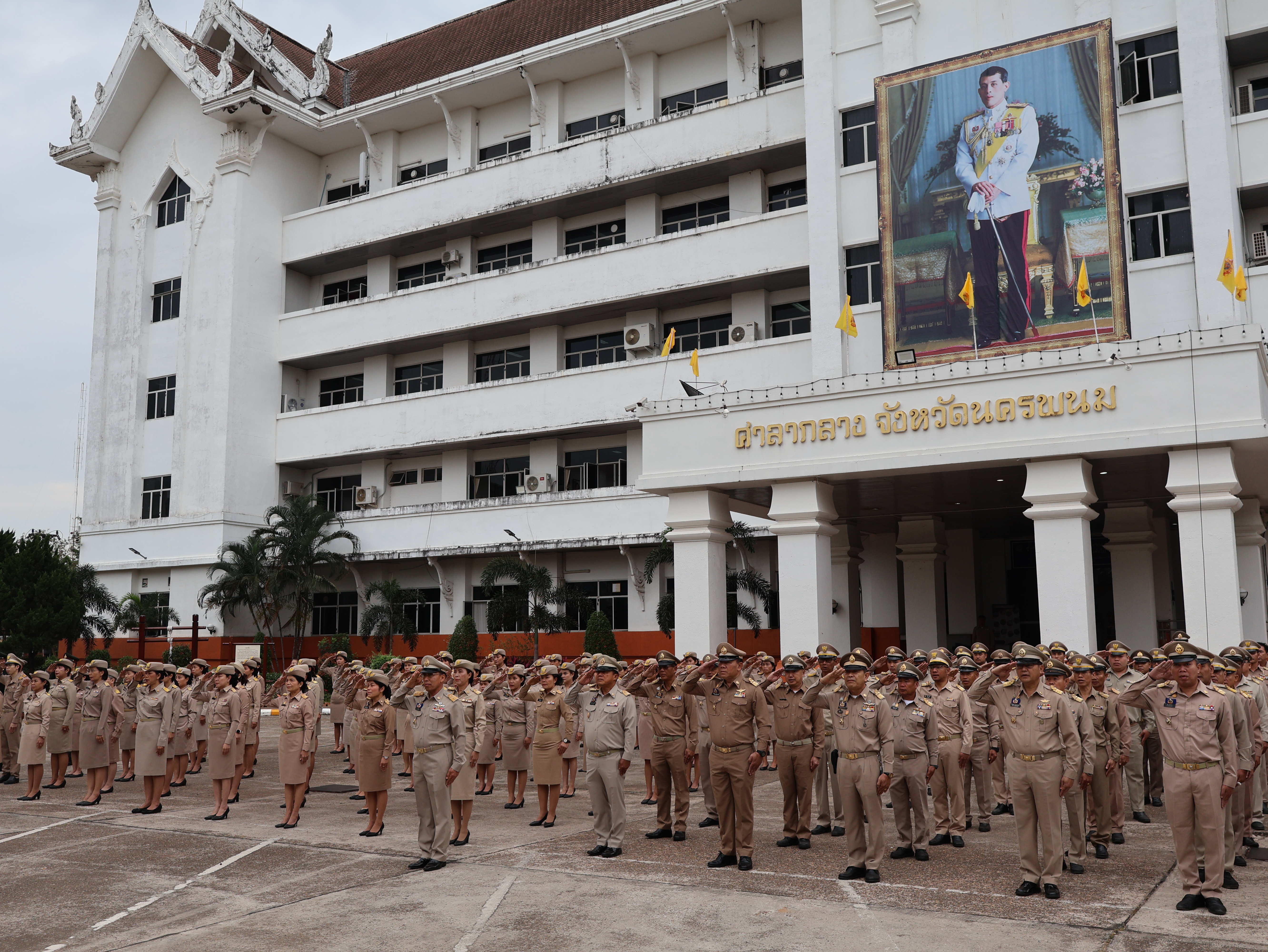 พช.นครพนม   ร่วมกิจกรรมเคารพธงชาติ สวดมนต์ไหว้พระ สร้างสำนึกรักและภาคภูมิใจในชาติไทย