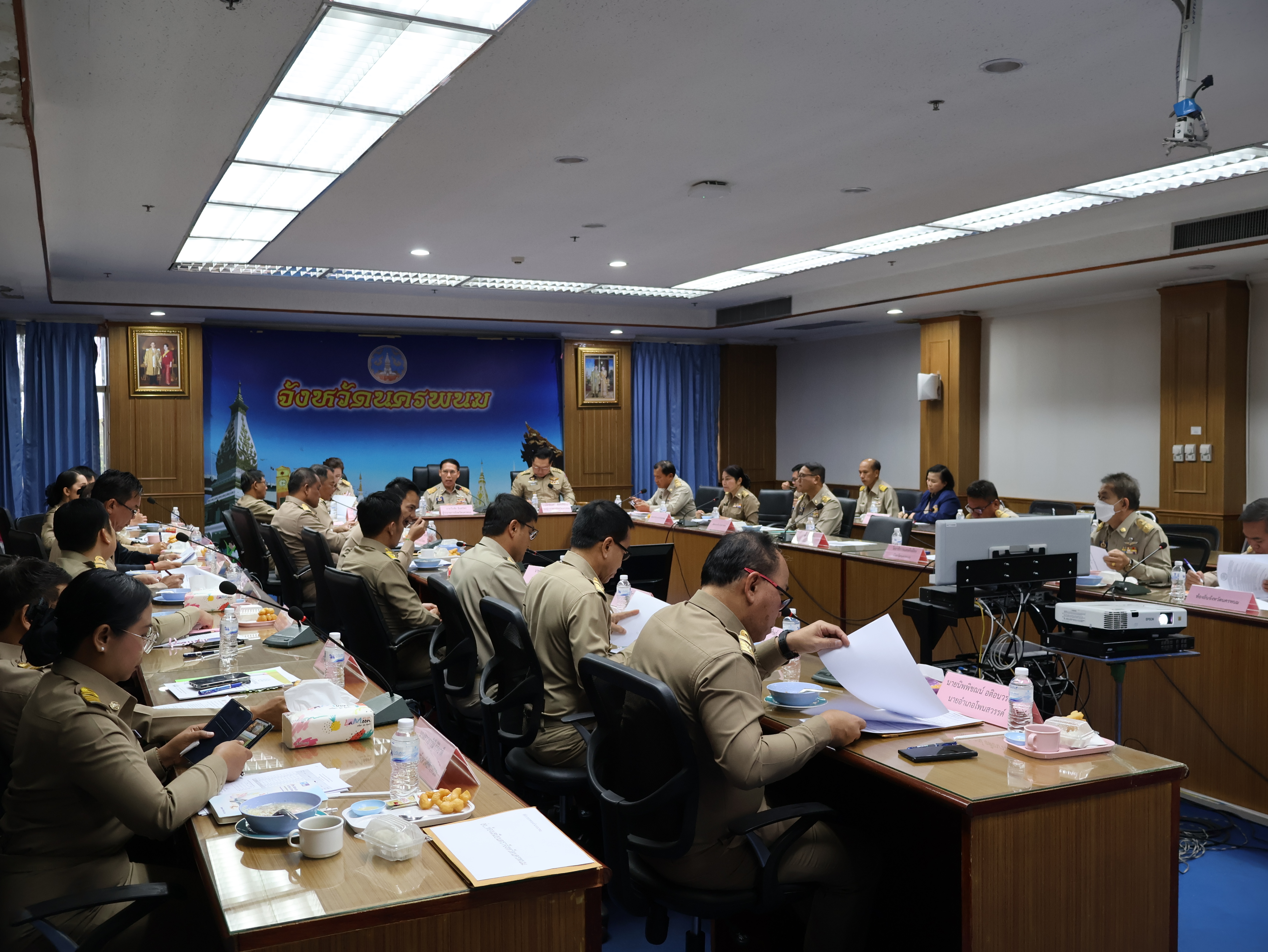 พช.นครพนม ร่วมประชุมหัวหน้าส่วนมหาดไทย นายอำเภอ ขับเคลื่อนการพัฒนา และดูแลความเป็นอยู่ของประชาชน
