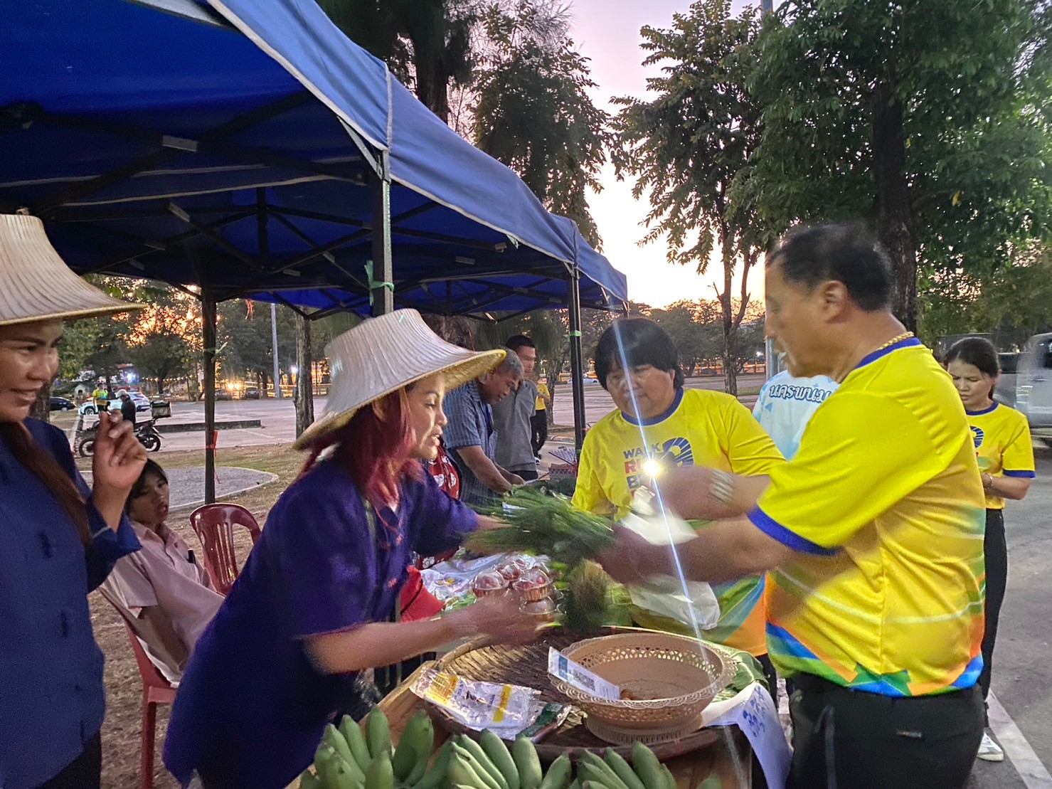 นครพนม   จัดแสดงและจำหน่ายผลผลิต โคก หนอง นา “ตลาดนัดโคก หนอง นา และอาหารปลอดภัย” สู่ความยั่งยืน