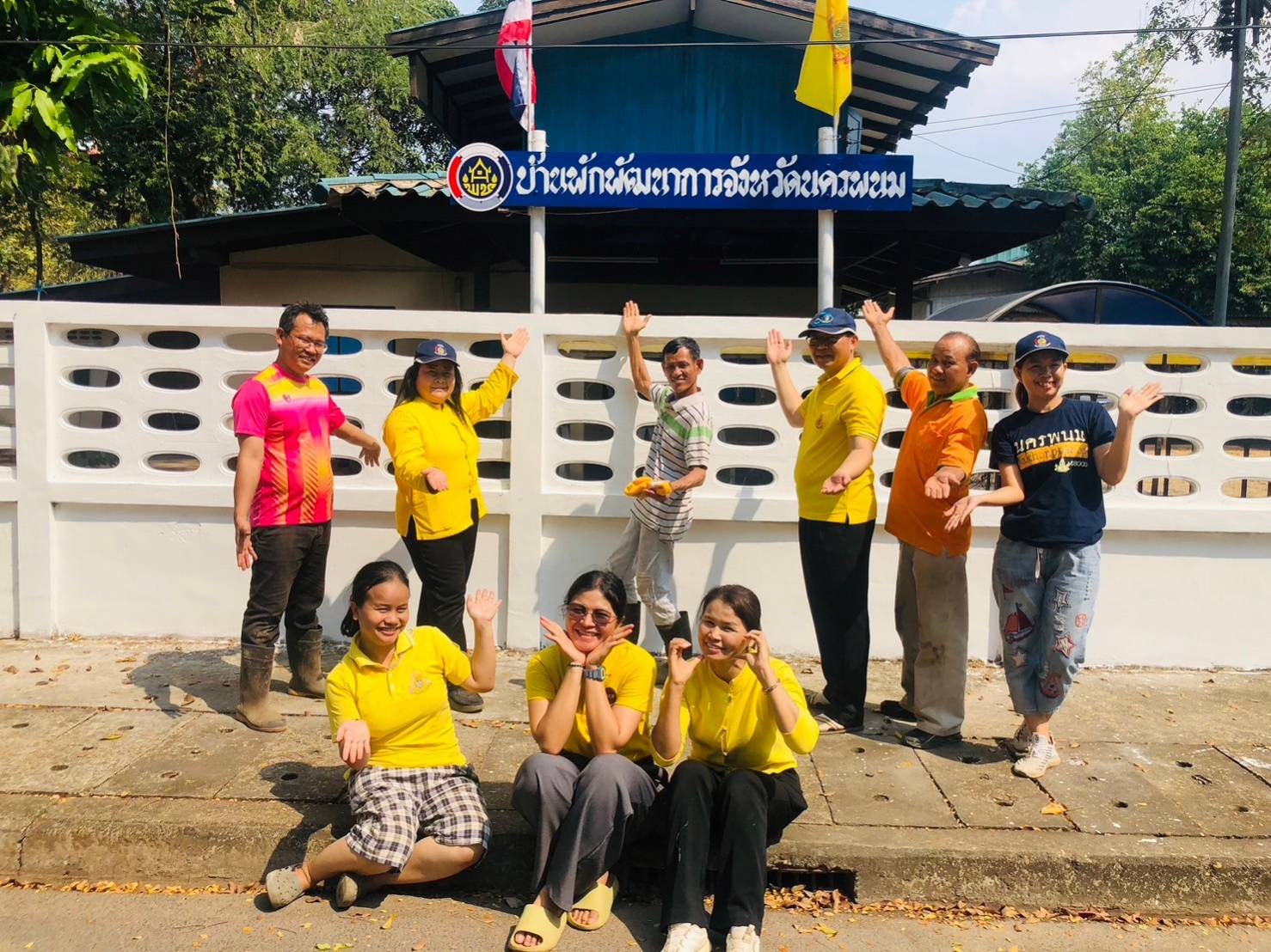 พช. นครพนม สานพลังความต่อเนื่องปฏิบัติการตามแนวพระราชดำริฯ ปลูกผักสวนครัวเพื่อสร้างความมั่นคงทางอาหาร สู่ชุมชนเข้มแข็ง  ส่งเสริมการพึ่งพาตนเอง ลดรายจ่ายภายในครัวเรือน