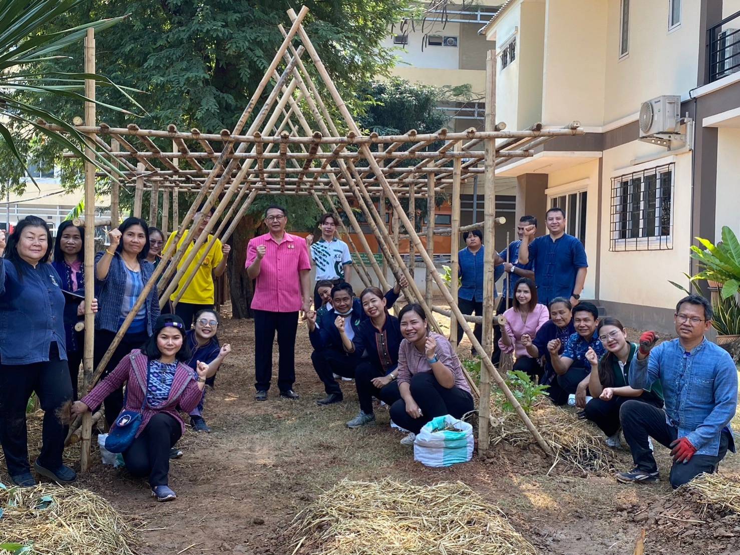 รองผู้ว่าฯ นครพนม “ผู้นำต้องทำก่อน” นำทีมจัดกิจกรรมปลูกผักเพื่อสร้างความมั่นคงทางอาหาร ส่งเสริมการพึ่งพาตนเอง สร้างสุขภาพที่ดี ด้วยพืชผักสวนครัว ตามพระราชดำริกรมสมเด็จพระเทพรัตนราชสุดาฯ สยามบรมราชกุมารี