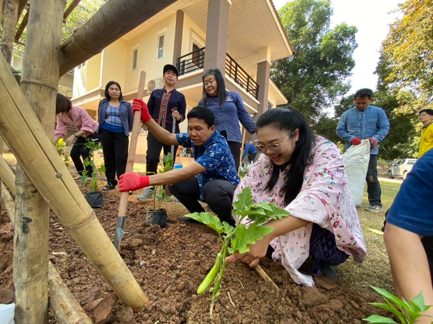 รองผู้ว่าฯ นครพนม “ผู้นำต้องทำก่อน” นำทีมจัดกิจกรรมปลูกผักเพื่อสร้างความมั่นคงทางอาหาร ส่งเสริมการพึ่งพาตนเอง สร้างสุขภาพที่ดี ด้วยพืชผักสวนครัว ตามพระราชดำริกรมสมเด็จพระเทพรัตนราชสุดาฯ สยามบรมราชกุมารี