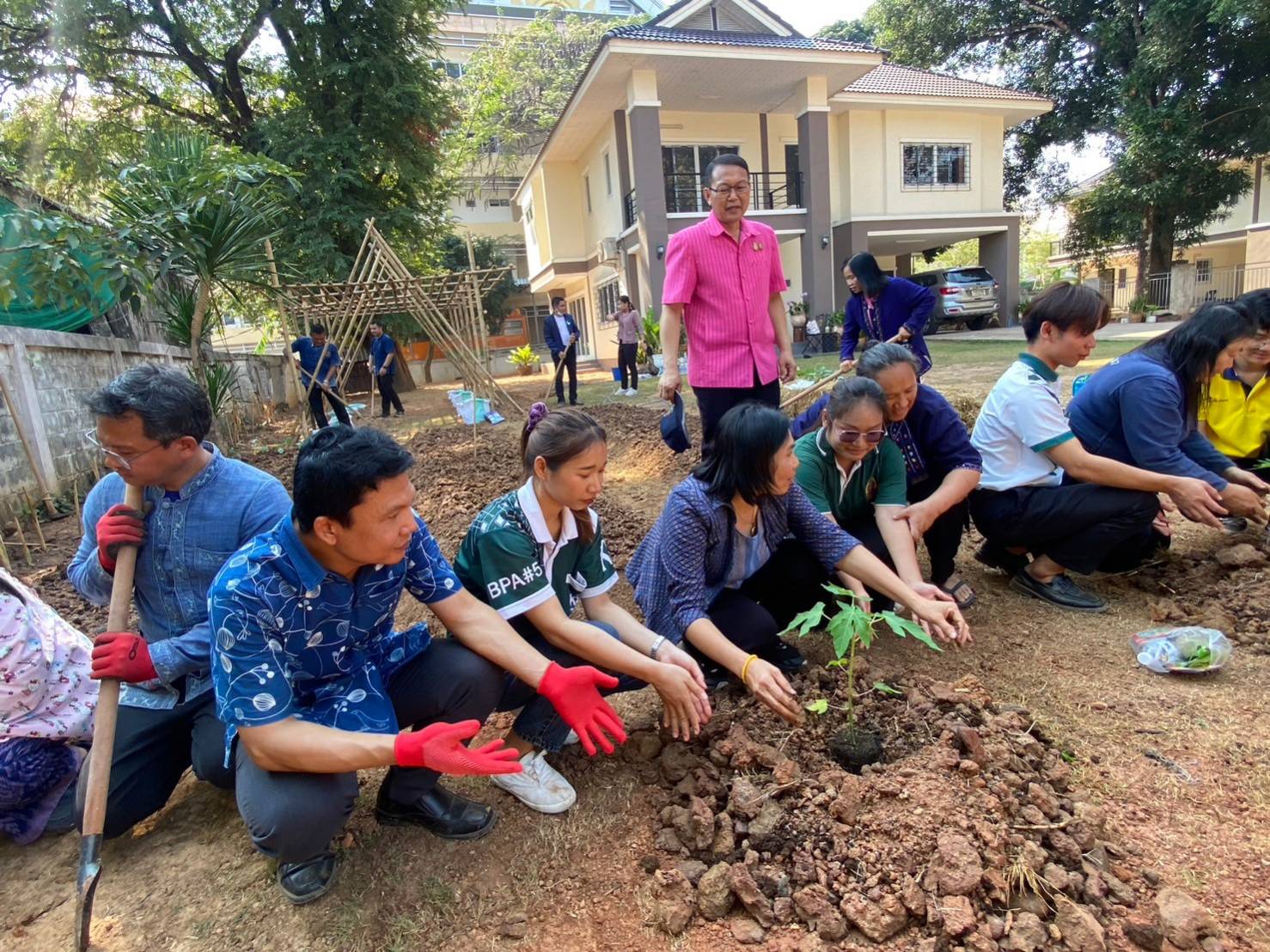 รองผู้ว่าฯ นครพนม “ผู้นำต้องทำก่อน” นำทีมจัดกิจกรรมปลูกผักเพื่อสร้างความมั่นคงทางอาหาร ส่งเสริมการพึ่งพาตนเอง สร้างสุขภาพที่ดี ด้วยพืชผักสวนครัว ตามพระราชดำริกรมสมเด็จพระเทพรัตนราชสุดาฯ สยามบรมราชกุมารี