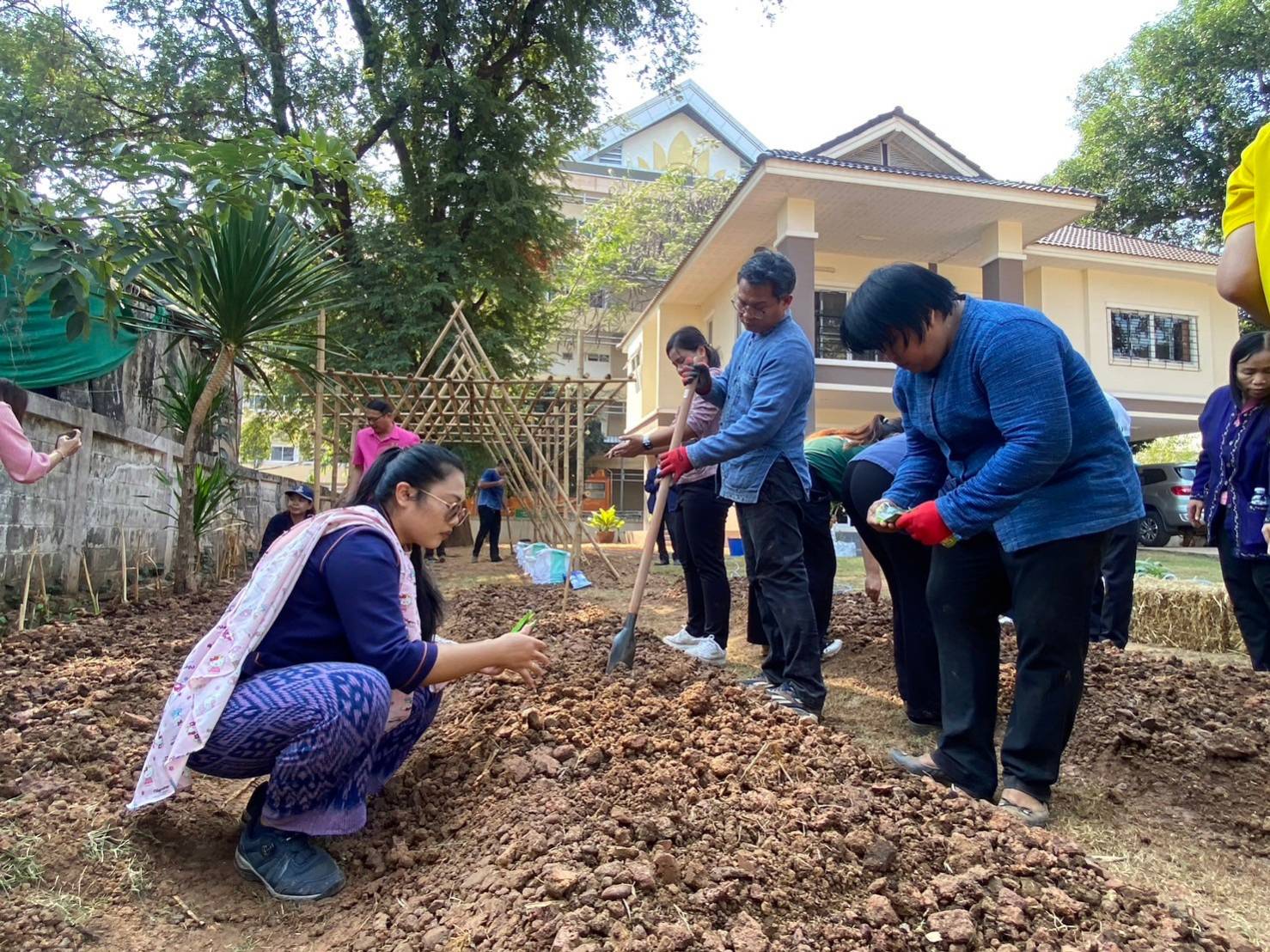 รองผู้ว่าฯ นครพนม “ผู้นำต้องทำก่อน” นำทีมจัดกิจกรรมปลูกผักเพื่อสร้างความมั่นคงทางอาหาร ส่งเสริมการพึ่งพาตนเอง สร้างสุขภาพที่ดี ด้วยพืชผักสวนครัว ตามพระราชดำริกรมสมเด็จพระเทพรัตนราชสุดาฯ สยามบรมราชกุมารี