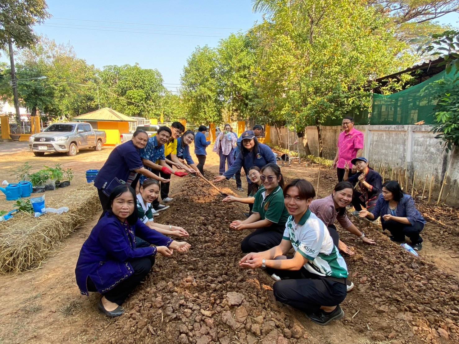 รองผู้ว่าฯ นครพนม “ผู้นำต้องทำก่อน” นำทีมจัดกิจกรรมปลูกผักเพื่อสร้างความมั่นคงทางอาหาร ส่งเสริมการพึ่งพาตนเอง สร้างสุขภาพที่ดี ด้วยพืชผักสวนครัว ตามพระราชดำริกรมสมเด็จพระเทพรัตนราชสุดาฯ สยามบรมราชกุมารี