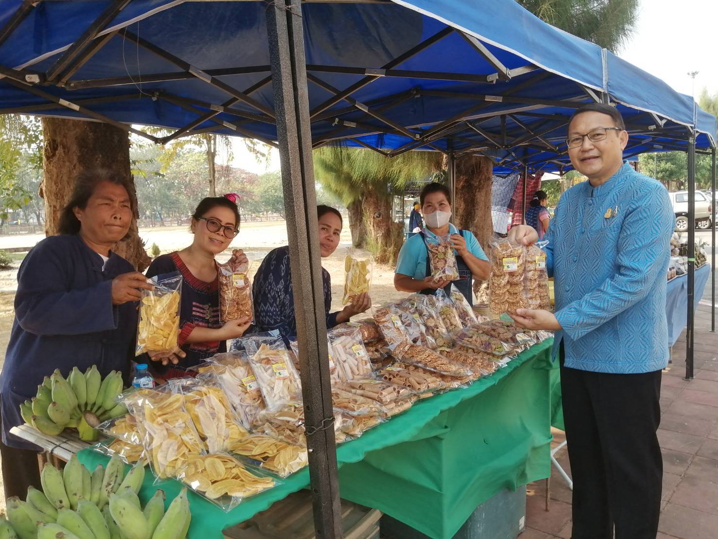 นครพนม   จัดแสดงและจำหน่ายผลผลิต โคก หนอง นา “ตลาดนัดโคก หนอง นา และอาหารปลอดภัย” สู่ความยั่งยืน