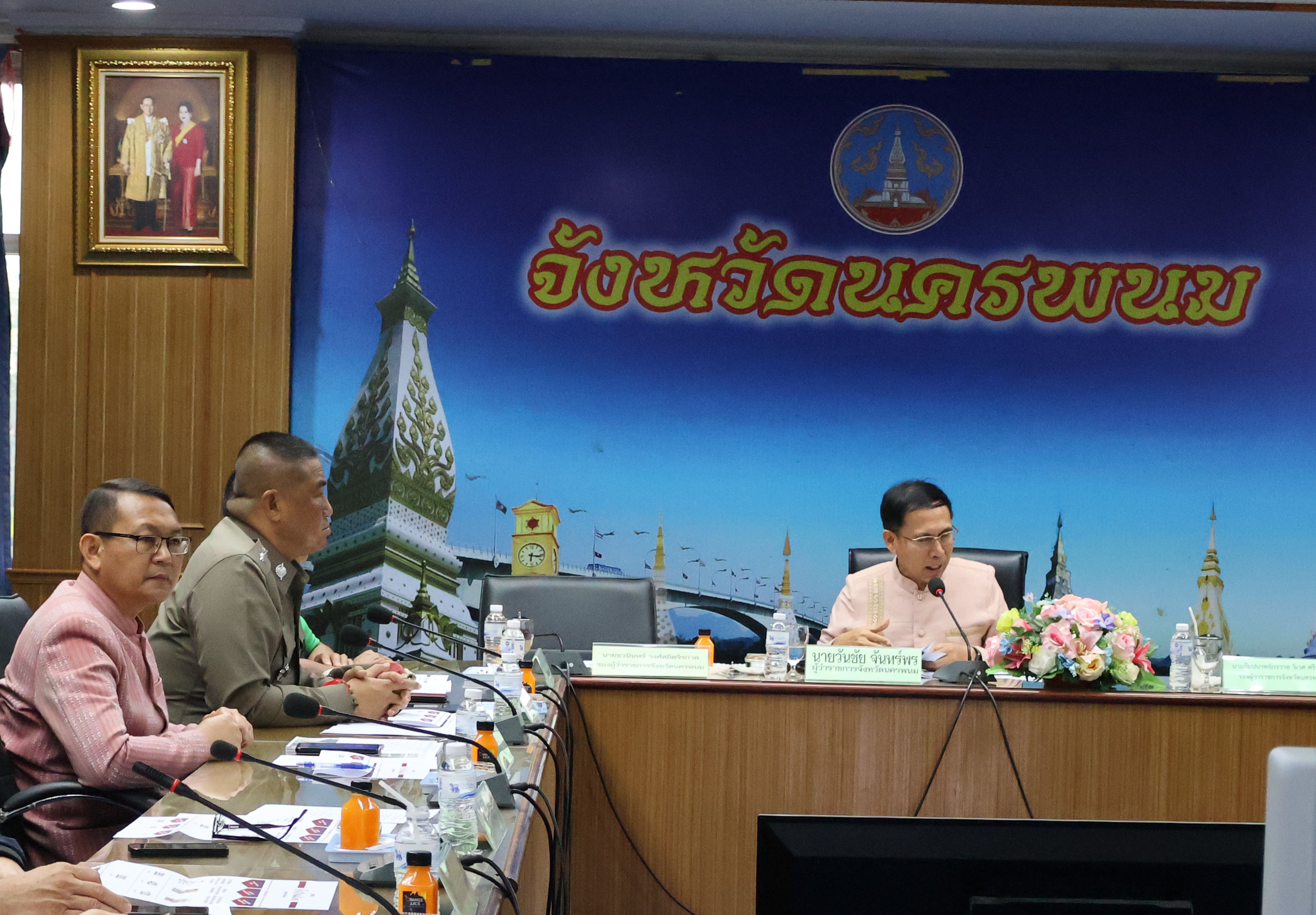 พช.นครพนม   ร่วมประชุมหารือการเตรียมความพร้อมต้อนรับนายกรัฐมนตรีและคณะ รวมทั้งร่วมหารือแผนงาน/โครงการยกระดับเมืองและกระตุ้นเศรษฐกิจท้องถิ่น