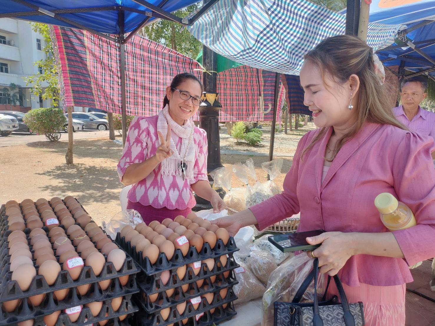 นครพนม   จัดแสดงและจำหน่ายผลผลิต โคก หนอง นา “ตลาดนัดโคก หนอง นา และอาหารปลอดภัย” สู่ความยั่งยืน