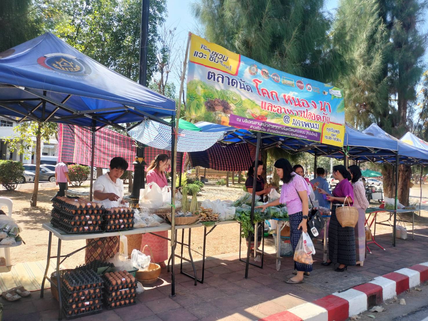 นครพนม   จัดแสดงและจำหน่ายผลผลิต โคก หนอง นา “ตลาดนัดโคก หนอง นา และอาหารปลอดภัย” สู่ความยั่งยืน