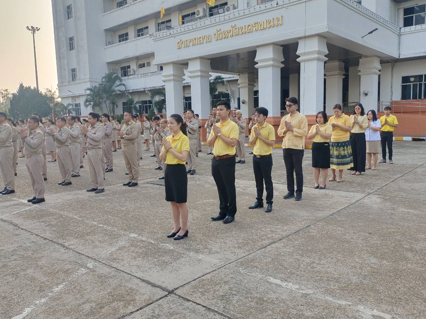 พช.นครพนม   ร่วมกิจกรรมเคารพธงชาติ สวดมนต์ไหว้พระ สร้างสำนึกรักและภาคภูมิใจในชาติไทย