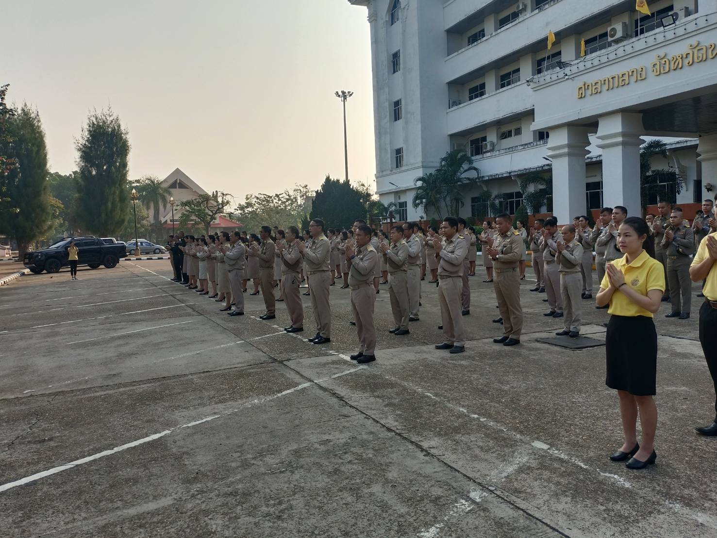 พช.นครพนม   ร่วมกิจกรรมเคารพธงชาติ สวดมนต์ไหว้พระ สร้างสำนึกรักและภาคภูมิใจในชาติไทย