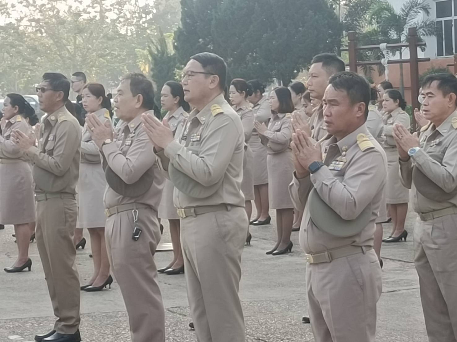 พช.นครพนม   ร่วมกิจกรรมเคารพธงชาติ สวดมนต์ไหว้พระ สร้างสำนึกรักและภาคภูมิใจในชาติไทย