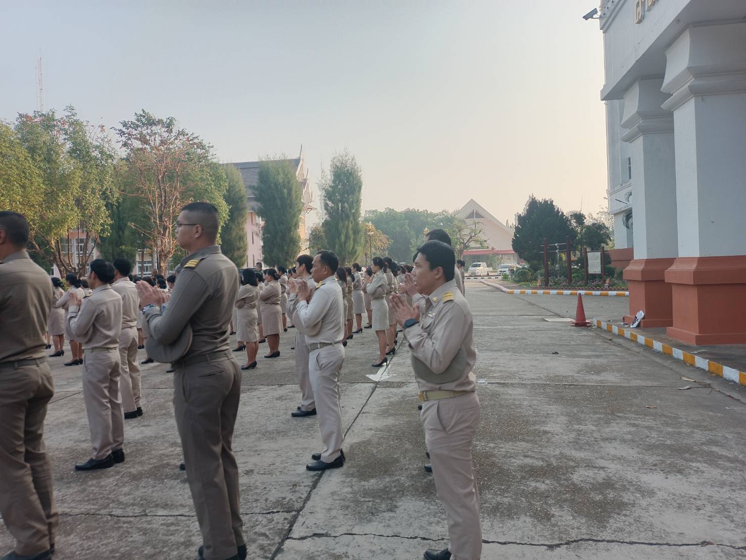 พช.นครพนม   ร่วมกิจกรรมเคารพธงชาติ สวดมนต์ไหว้พระ สร้างสำนึกรักและภาคภูมิใจในชาติไทย