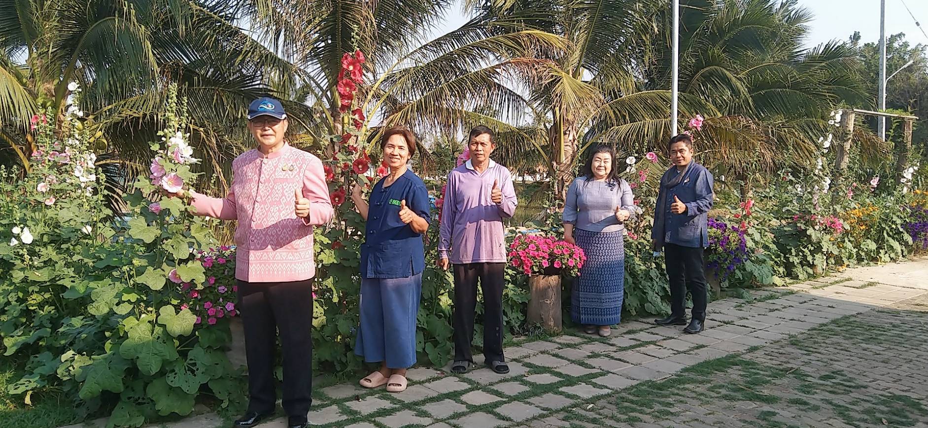 พช.นครพนม   ขับเคลื่อนอย่างต่อเนื่อง สร้างความมั่นคงทางอาหารอย่างยั่งยืน “บ้านนี้มีรัก ปลูกผักกินเอง”  “ทางนี้มีผล ผู้คนรักกัน”