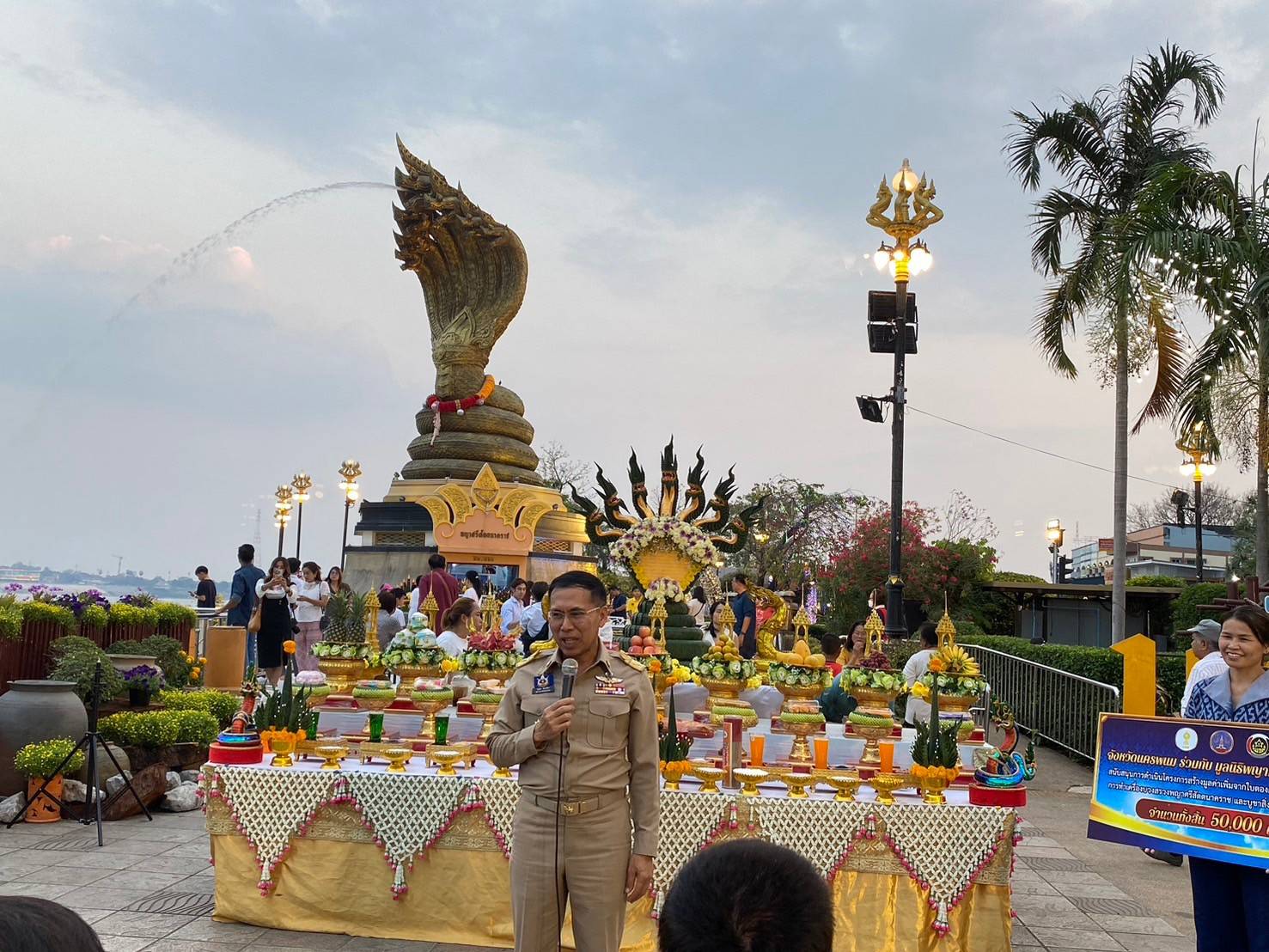 พ่อเมืองนครพนม   รับมอบเงินจากมูลนิธิพญาศรีสัตตนาคราช ขับเคลื่อนโครงการตามนโยบายและแนวทางการส่งเสริมเศรษฐกิจชุมชน คนนครพนม “จากใบตองกล้วยธรรมดา สู่มูลค่าเพิ่มทางเศรษฐกิจ”