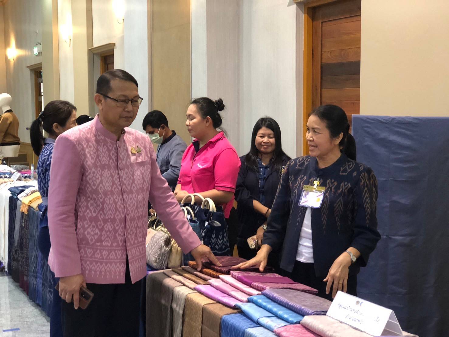 พช.นครพนม   เตรียมความพร้อมจัดแสดงและจำหน่ายผลิตภัณฑ์ชุมชน สินค้า OTOP ในงานพระราชทานปริญญาบัตรแก่ผู้สำเร็จการศึกษาจากมหาวิทยาลัยนครพนม