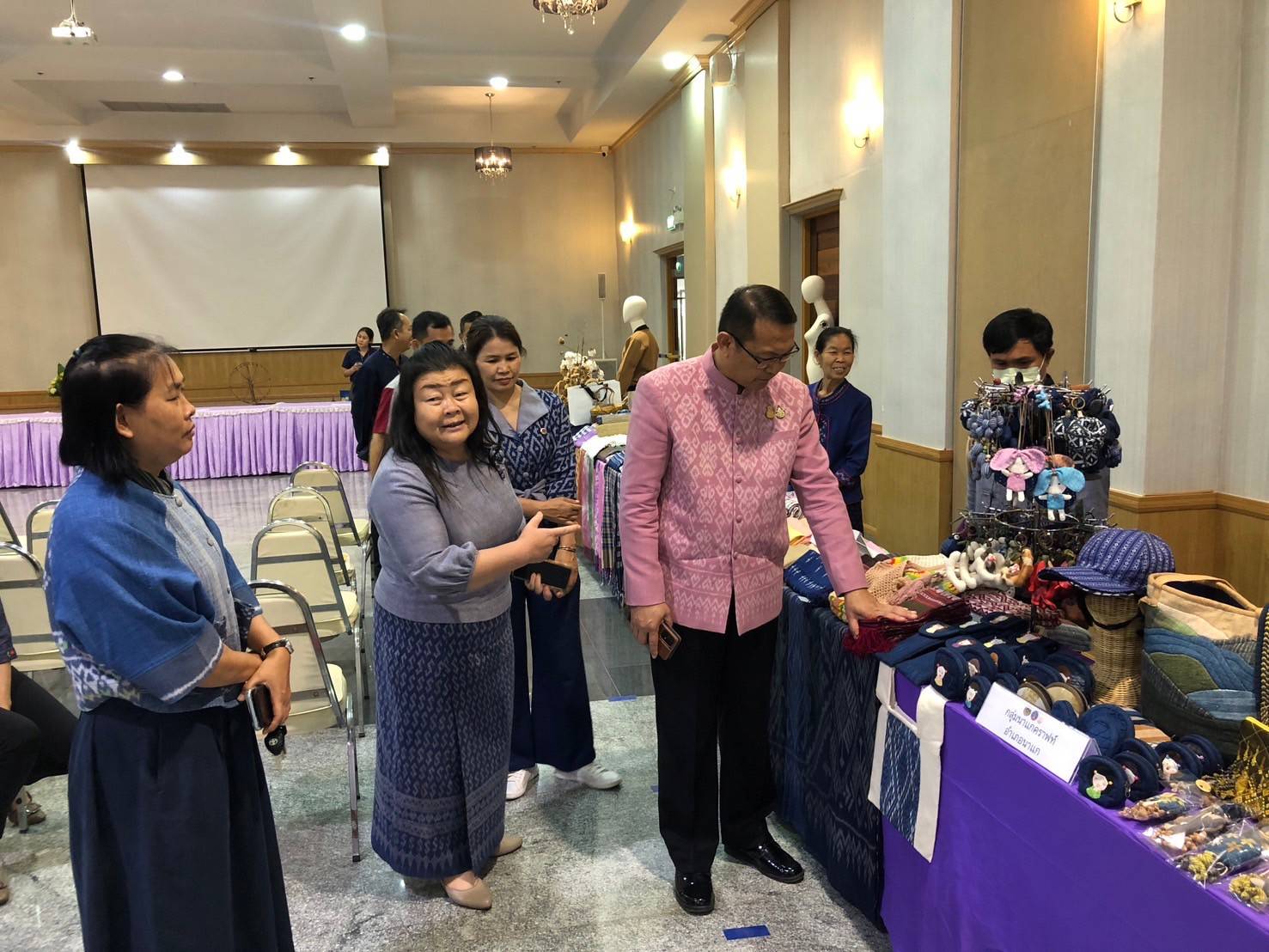 พช.นครพนม   เตรียมความพร้อมจัดแสดงและจำหน่ายผลิตภัณฑ์ชุมชน สินค้า OTOP ในงานพระราชทานปริญญาบัตรแก่ผู้สำเร็จการศึกษาจากมหาวิทยาลัยนครพนม