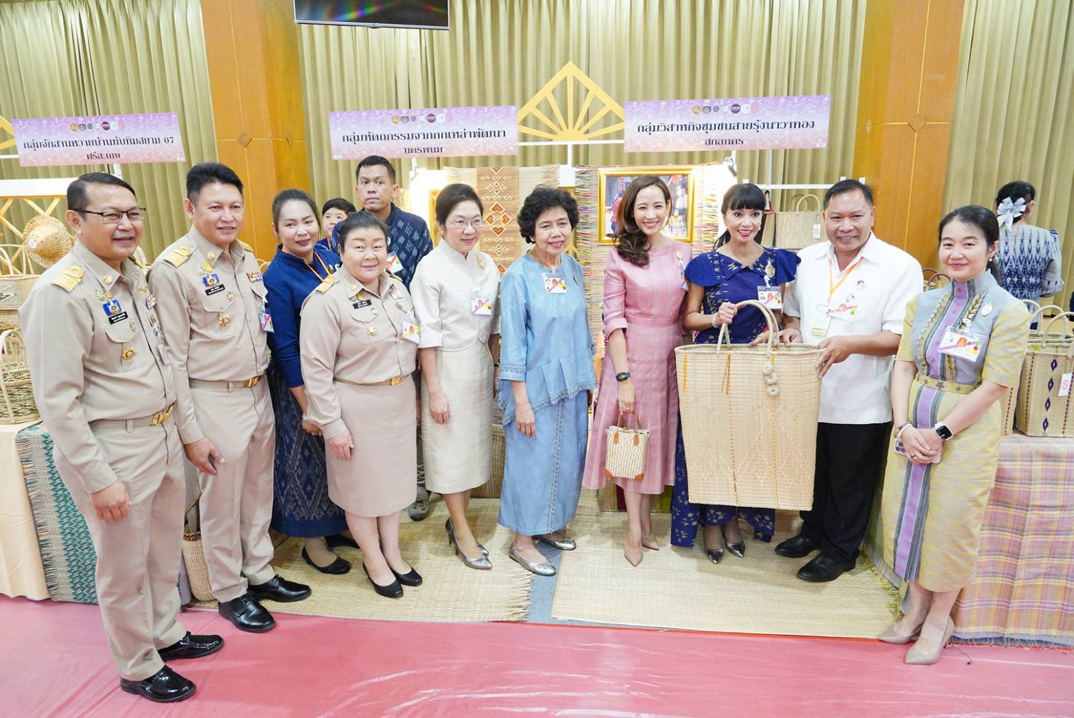 สมเด็จพระเจ้าลูกเธอ   เจ้าฟ้าสิริวัณณวรี นารีรัตนราชกัญญา เสด็จไปทอดพระเนตรนิทรรศการและการจัดงานแสดงผลิตภัณฑ์ผ้าไทยและงานหัตถกรรมชุมชนภาคตะวันออกเฉียงเหนือ และพระราชทานลายผ้าพระราชทาน “ผ้าลายสิริวชิราภรณ์” เพื่อเชิญไปมอบแก่ศิลปินช่างทอผ้าและหัตถกรรมไทยทั่วประเทศ ไปถักทอผสมผสานกับลวดลายภูมิปัญญาพื้นถิ่นตามความคิดสร้างสรรค์ของศิลปิน เฉลิมพระเกียรติพระบาทสมเด็จพระเจ้าอยู่หัว เนื่องในโอกาสมหามงคลเฉลิมพระชนมพรรษาครบ 6 รอบ 28 กรกฎาคม 2567