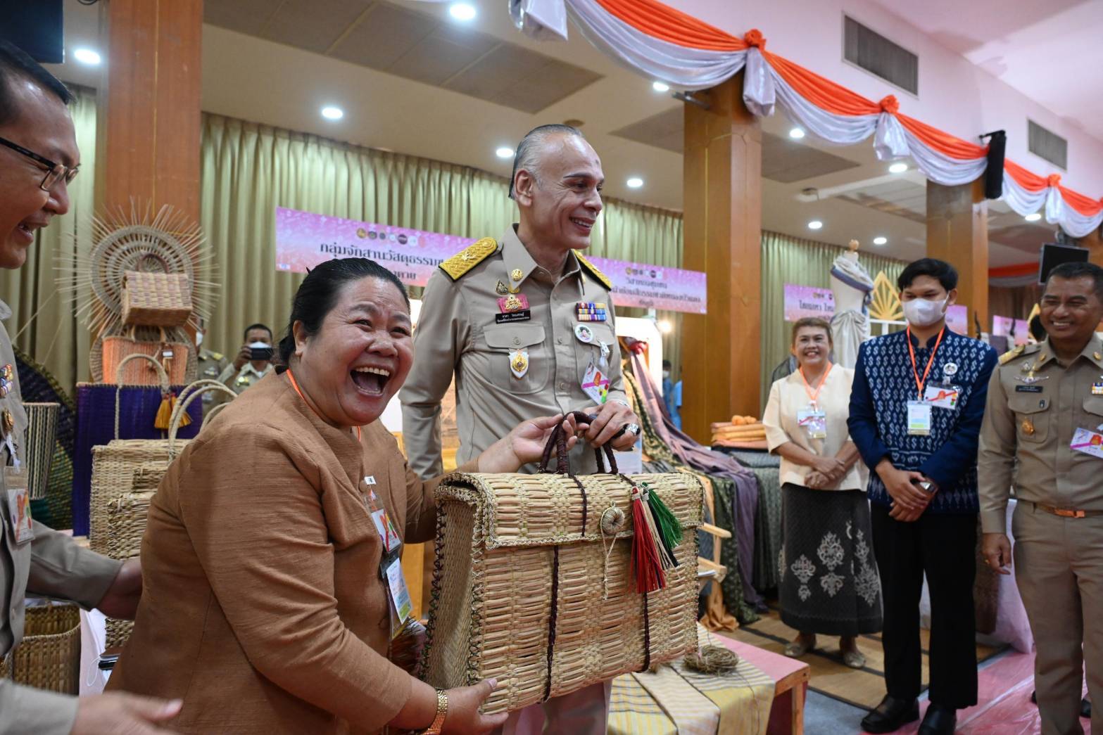 สมเด็จพระเจ้าลูกเธอ   เจ้าฟ้าสิริวัณณวรี นารีรัตนราชกัญญา เสด็จไปทอดพระเนตรนิทรรศการและการจัดงานแสดงผลิตภัณฑ์ผ้าไทยและงานหัตถกรรมชุมชนภาคตะวันออกเฉียงเหนือ และพระราชทานลายผ้าพระราชทาน “ผ้าลายสิริวชิราภรณ์” เพื่อเชิญไปมอบแก่ศิลปินช่างทอผ้าและหัตถกรรมไทยทั่วประเทศ ไปถักทอผสมผสานกับลวดลายภูมิปัญญาพื้นถิ่นตามความคิดสร้างสรรค์ของศิลปิน เฉลิมพระเกียรติพระบาทสมเด็จพระเจ้าอยู่หัว เนื่องในโอกาสมหามงคลเฉลิมพระชนมพรรษาครบ 6 รอบ 28 กรกฎาคม 2567