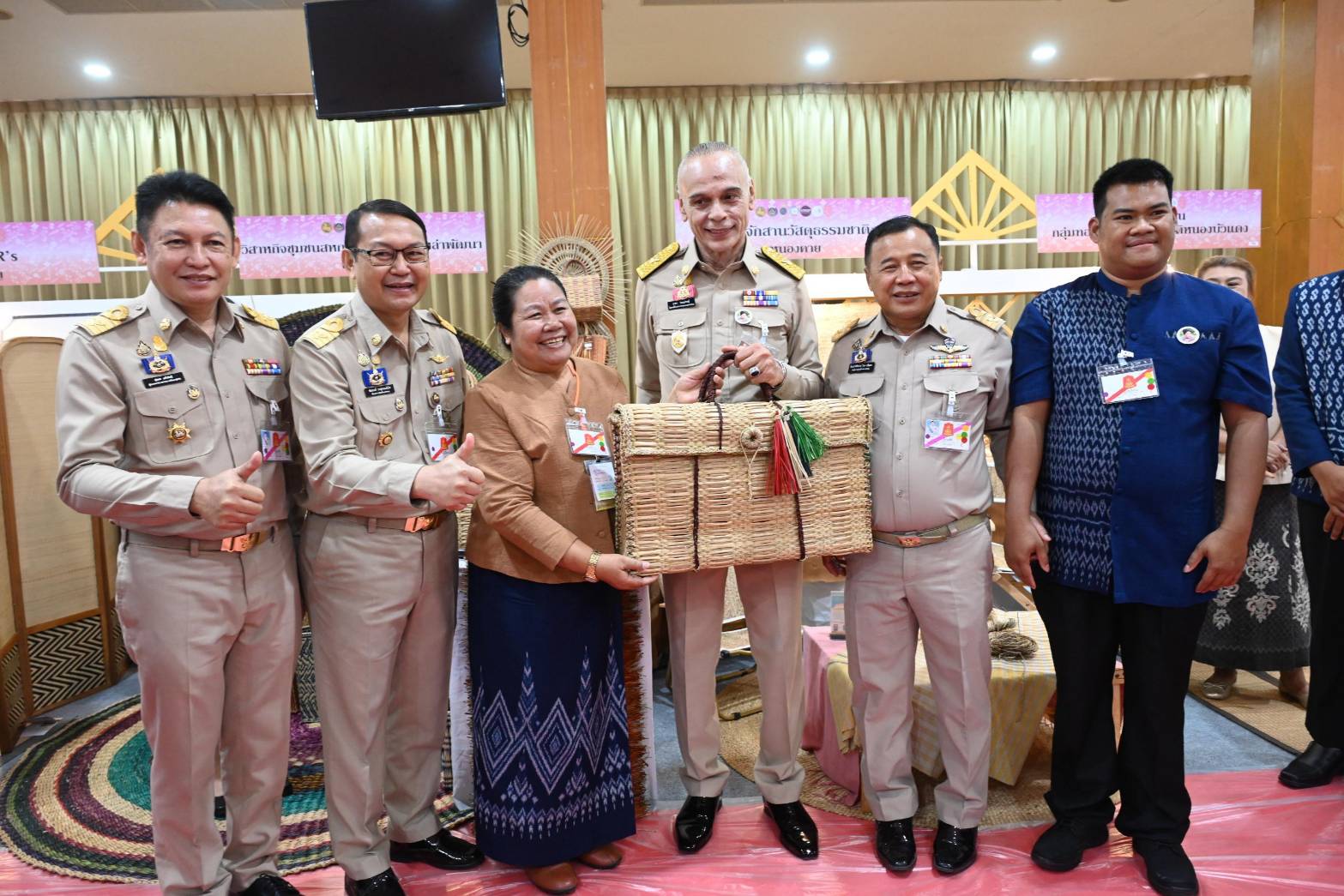 สมเด็จพระเจ้าลูกเธอ   เจ้าฟ้าสิริวัณณวรี นารีรัตนราชกัญญา เสด็จไปทอดพระเนตรนิทรรศการและการจัดงานแสดงผลิตภัณฑ์ผ้าไทยและงานหัตถกรรมชุมชนภาคตะวันออกเฉียงเหนือ และพระราชทานลายผ้าพระราชทาน “ผ้าลายสิริวชิราภรณ์” เพื่อเชิญไปมอบแก่ศิลปินช่างทอผ้าและหัตถกรรมไทยทั่วประเทศ ไปถักทอผสมผสานกับลวดลายภูมิปัญญาพื้นถิ่นตามความคิดสร้างสรรค์ของศิลปิน เฉลิมพระเกียรติพระบาทสมเด็จพระเจ้าอยู่หัว เนื่องในโอกาสมหามงคลเฉลิมพระชนมพรรษาครบ 6 รอบ 28 กรกฎาคม 2567
