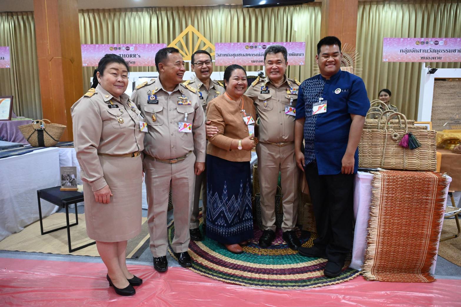 สมเด็จพระเจ้าลูกเธอ   เจ้าฟ้าสิริวัณณวรี นารีรัตนราชกัญญา เสด็จไปทอดพระเนตรนิทรรศการและการจัดงานแสดงผลิตภัณฑ์ผ้าไทยและงานหัตถกรรมชุมชนภาคตะวันออกเฉียงเหนือ และพระราชทานลายผ้าพระราชทาน “ผ้าลายสิริวชิราภรณ์” เพื่อเชิญไปมอบแก่ศิลปินช่างทอผ้าและหัตถกรรมไทยทั่วประเทศ ไปถักทอผสมผสานกับลวดลายภูมิปัญญาพื้นถิ่นตามความคิดสร้างสรรค์ของศิลปิน เฉลิมพระเกียรติพระบาทสมเด็จพระเจ้าอยู่หัว เนื่องในโอกาสมหามงคลเฉลิมพระชนมพรรษาครบ 6 รอบ 28 กรกฎาคม 2567