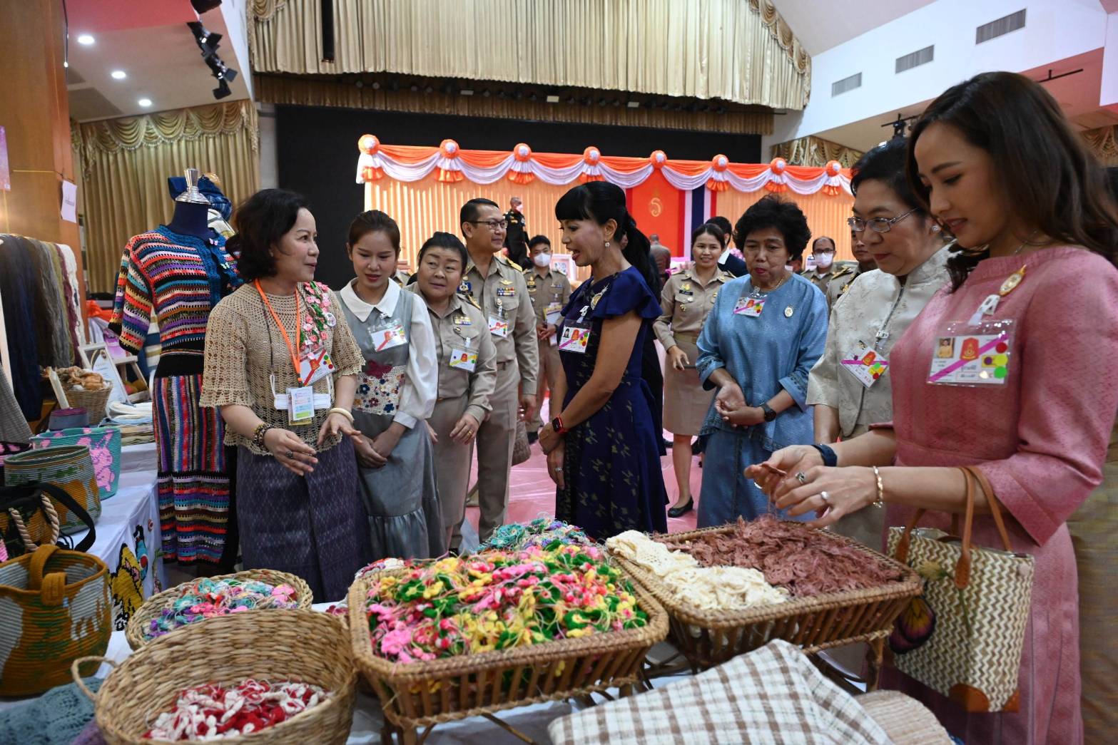 สมเด็จพระเจ้าลูกเธอ   เจ้าฟ้าสิริวัณณวรี นารีรัตนราชกัญญา เสด็จไปทอดพระเนตรนิทรรศการและการจัดงานแสดงผลิตภัณฑ์ผ้าไทยและงานหัตถกรรมชุมชนภาคตะวันออกเฉียงเหนือ และพระราชทานลายผ้าพระราชทาน “ผ้าลายสิริวชิราภรณ์” เพื่อเชิญไปมอบแก่ศิลปินช่างทอผ้าและหัตถกรรมไทยทั่วประเทศ ไปถักทอผสมผสานกับลวดลายภูมิปัญญาพื้นถิ่นตามความคิดสร้างสรรค์ของศิลปิน เฉลิมพระเกียรติพระบาทสมเด็จพระเจ้าอยู่หัว เนื่องในโอกาสมหามงคลเฉลิมพระชนมพรรษาครบ 6 รอบ 28 กรกฎาคม 2567