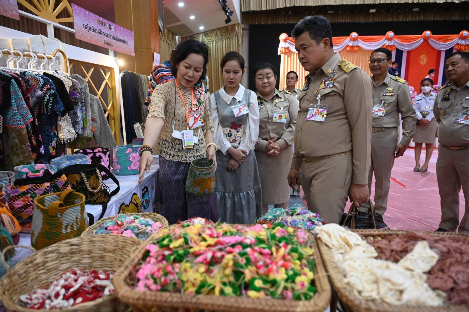 สมเด็จพระเจ้าลูกเธอ   เจ้าฟ้าสิริวัณณวรี นารีรัตนราชกัญญา เสด็จไปทอดพระเนตรนิทรรศการและการจัดงานแสดงผลิตภัณฑ์ผ้าไทยและงานหัตถกรรมชุมชนภาคตะวันออกเฉียงเหนือ และพระราชทานลายผ้าพระราชทาน “ผ้าลายสิริวชิราภรณ์” เพื่อเชิญไปมอบแก่ศิลปินช่างทอผ้าและหัตถกรรมไทยทั่วประเทศ ไปถักทอผสมผสานกับลวดลายภูมิปัญญาพื้นถิ่นตามความคิดสร้างสรรค์ของศิลปิน เฉลิมพระเกียรติพระบาทสมเด็จพระเจ้าอยู่หัว เนื่องในโอกาสมหามงคลเฉลิมพระชนมพรรษาครบ 6 รอบ 28 กรกฎาคม 2567