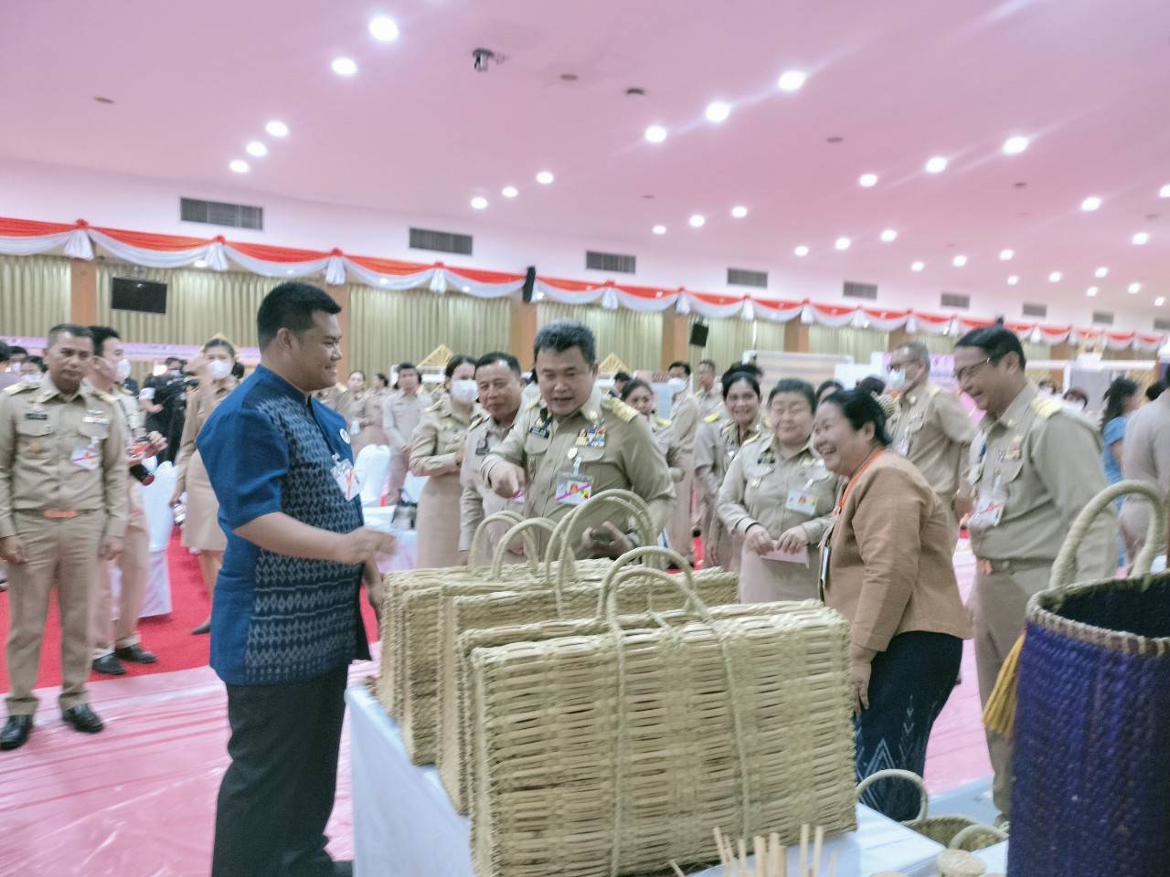 สมเด็จพระเจ้าลูกเธอ   เจ้าฟ้าสิริวัณณวรี นารีรัตนราชกัญญา เสด็จไปทอดพระเนตรนิทรรศการและการจัดงานแสดงผลิตภัณฑ์ผ้าไทยและงานหัตถกรรมชุมชนภาคตะวันออกเฉียงเหนือ และพระราชทานลายผ้าพระราชทาน “ผ้าลายสิริวชิราภรณ์” เพื่อเชิญไปมอบแก่ศิลปินช่างทอผ้าและหัตถกรรมไทยทั่วประเทศ ไปถักทอผสมผสานกับลวดลายภูมิปัญญาพื้นถิ่นตามความคิดสร้างสรรค์ของศิลปิน เฉลิมพระเกียรติพระบาทสมเด็จพระเจ้าอยู่หัว เนื่องในโอกาสมหามงคลเฉลิมพระชนมพรรษาครบ 6 รอบ 28 กรกฎาคม 2567