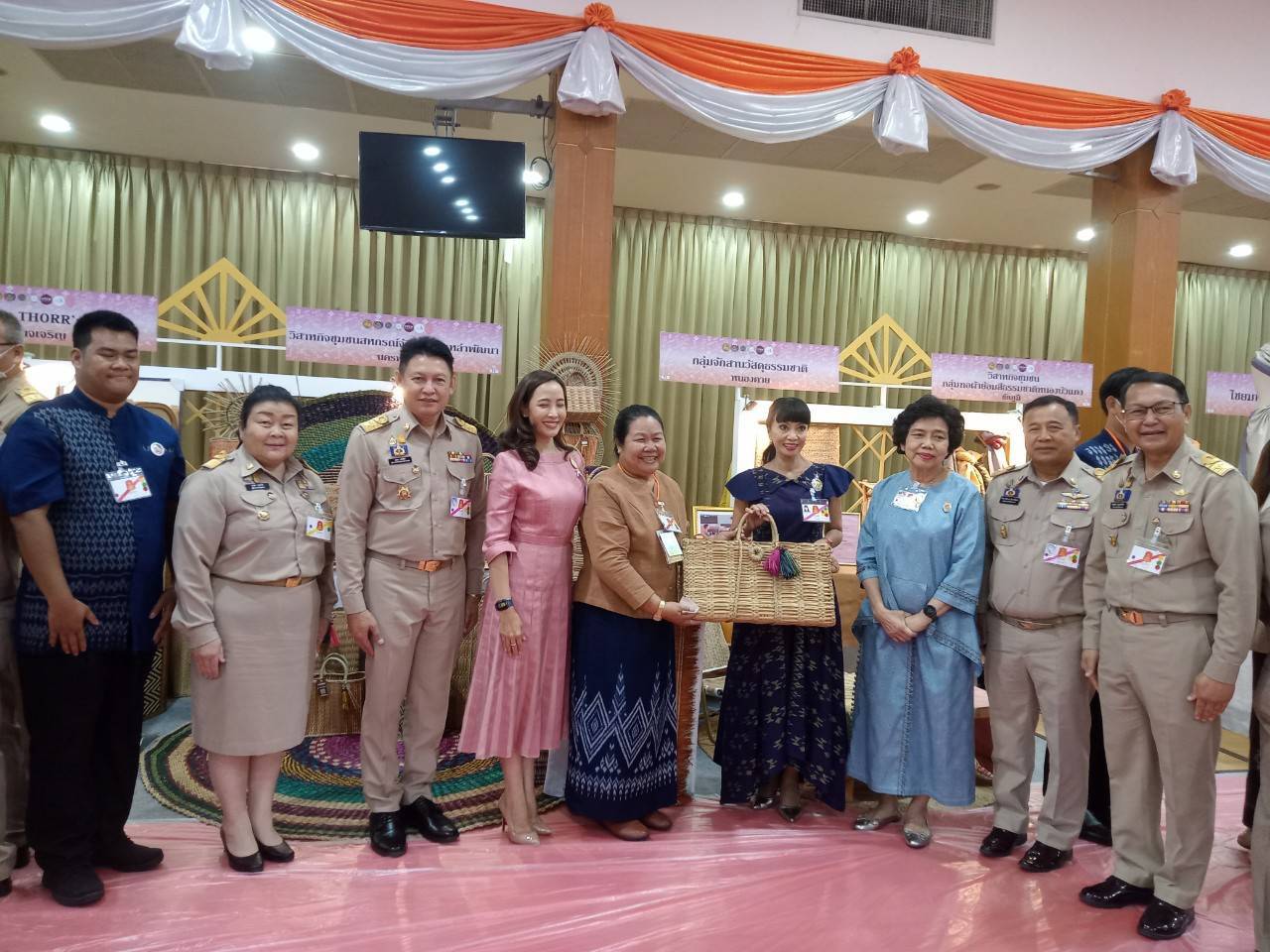 สมเด็จพระเจ้าลูกเธอ   เจ้าฟ้าสิริวัณณวรี นารีรัตนราชกัญญา เสด็จไปทอดพระเนตรนิทรรศการและการจัดงานแสดงผลิตภัณฑ์ผ้าไทยและงานหัตถกรรมชุมชนภาคตะวันออกเฉียงเหนือ และพระราชทานลายผ้าพระราชทาน “ผ้าลายสิริวชิราภรณ์” เพื่อเชิญไปมอบแก่ศิลปินช่างทอผ้าและหัตถกรรมไทยทั่วประเทศ ไปถักทอผสมผสานกับลวดลายภูมิปัญญาพื้นถิ่นตามความคิดสร้างสรรค์ของศิลปิน เฉลิมพระเกียรติพระบาทสมเด็จพระเจ้าอยู่หัว เนื่องในโอกาสมหามงคลเฉลิมพระชนมพรรษาครบ 6 รอบ 28 กรกฎาคม 2567