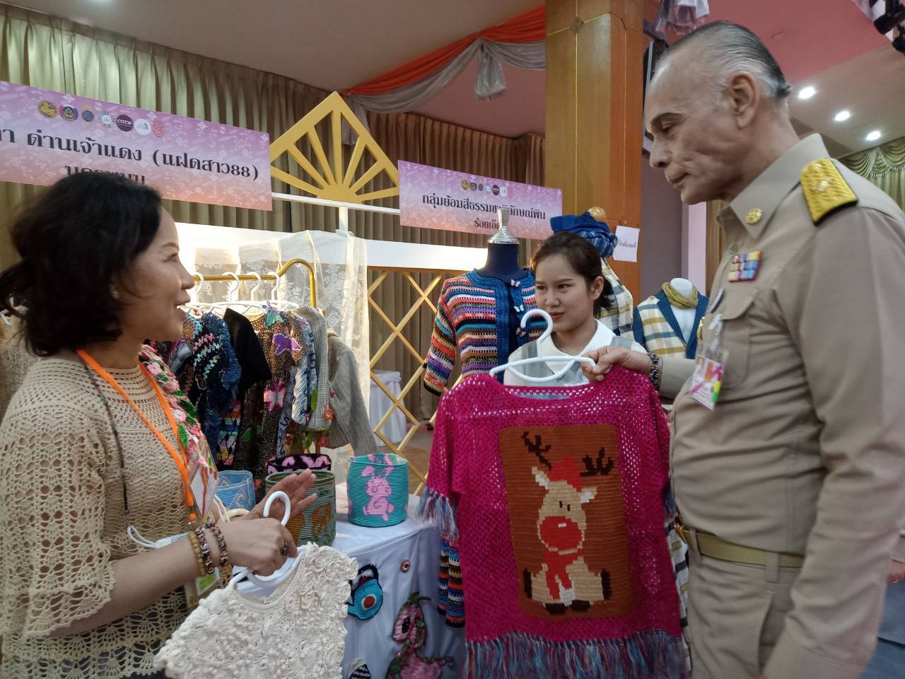 สมเด็จพระเจ้าลูกเธอ   เจ้าฟ้าสิริวัณณวรี นารีรัตนราชกัญญา เสด็จไปทอดพระเนตรนิทรรศการและการจัดงานแสดงผลิตภัณฑ์ผ้าไทยและงานหัตถกรรมชุมชนภาคตะวันออกเฉียงเหนือ และพระราชทานลายผ้าพระราชทาน “ผ้าลายสิริวชิราภรณ์” เพื่อเชิญไปมอบแก่ศิลปินช่างทอผ้าและหัตถกรรมไทยทั่วประเทศ ไปถักทอผสมผสานกับลวดลายภูมิปัญญาพื้นถิ่นตามความคิดสร้างสรรค์ของศิลปิน เฉลิมพระเกียรติพระบาทสมเด็จพระเจ้าอยู่หัว เนื่องในโอกาสมหามงคลเฉลิมพระชนมพรรษาครบ 6 รอบ 28 กรกฎาคม 2567