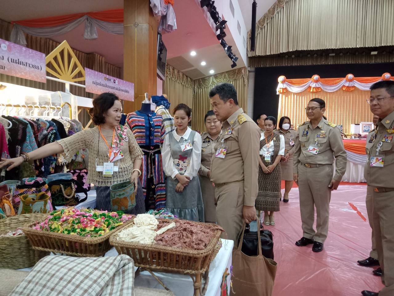 สมเด็จพระเจ้าลูกเธอ   เจ้าฟ้าสิริวัณณวรี นารีรัตนราชกัญญา เสด็จไปทอดพระเนตรนิทรรศการและการจัดงานแสดงผลิตภัณฑ์ผ้าไทยและงานหัตถกรรมชุมชนภาคตะวันออกเฉียงเหนือ และพระราชทานลายผ้าพระราชทาน “ผ้าลายสิริวชิราภรณ์” เพื่อเชิญไปมอบแก่ศิลปินช่างทอผ้าและหัตถกรรมไทยทั่วประเทศ ไปถักทอผสมผสานกับลวดลายภูมิปัญญาพื้นถิ่นตามความคิดสร้างสรรค์ของศิลปิน เฉลิมพระเกียรติพระบาทสมเด็จพระเจ้าอยู่หัว เนื่องในโอกาสมหามงคลเฉลิมพระชนมพรรษาครบ 6 รอบ 28 กรกฎาคม 2567