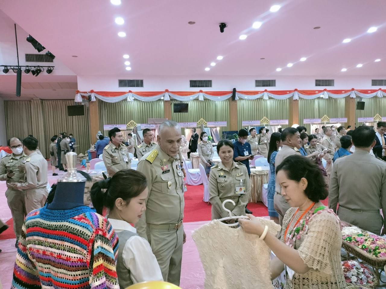สมเด็จพระเจ้าลูกเธอ   เจ้าฟ้าสิริวัณณวรี นารีรัตนราชกัญญา เสด็จไปทอดพระเนตรนิทรรศการและการจัดงานแสดงผลิตภัณฑ์ผ้าไทยและงานหัตถกรรมชุมชนภาคตะวันออกเฉียงเหนือ และพระราชทานลายผ้าพระราชทาน “ผ้าลายสิริวชิราภรณ์” เพื่อเชิญไปมอบแก่ศิลปินช่างทอผ้าและหัตถกรรมไทยทั่วประเทศ ไปถักทอผสมผสานกับลวดลายภูมิปัญญาพื้นถิ่นตามความคิดสร้างสรรค์ของศิลปิน เฉลิมพระเกียรติพระบาทสมเด็จพระเจ้าอยู่หัว เนื่องในโอกาสมหามงคลเฉลิมพระชนมพรรษาครบ 6 รอบ 28 กรกฎาคม 2567