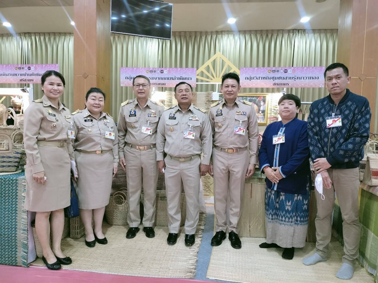 สมเด็จพระเจ้าลูกเธอ   เจ้าฟ้าสิริวัณณวรี นารีรัตนราชกัญญา เสด็จไปทอดพระเนตรนิทรรศการและการจัดงานแสดงผลิตภัณฑ์ผ้าไทยและงานหัตถกรรมชุมชนภาคตะวันออกเฉียงเหนือ และพระราชทานลายผ้าพระราชทาน “ผ้าลายสิริวชิราภรณ์” เพื่อเชิญไปมอบแก่ศิลปินช่างทอผ้าและหัตถกรรมไทยทั่วประเทศ ไปถักทอผสมผสานกับลวดลายภูมิปัญญาพื้นถิ่นตามความคิดสร้างสรรค์ของศิลปิน เฉลิมพระเกียรติพระบาทสมเด็จพระเจ้าอยู่หัว เนื่องในโอกาสมหามงคลเฉลิมพระชนมพรรษาครบ 6 รอบ 28 กรกฎาคม 2567