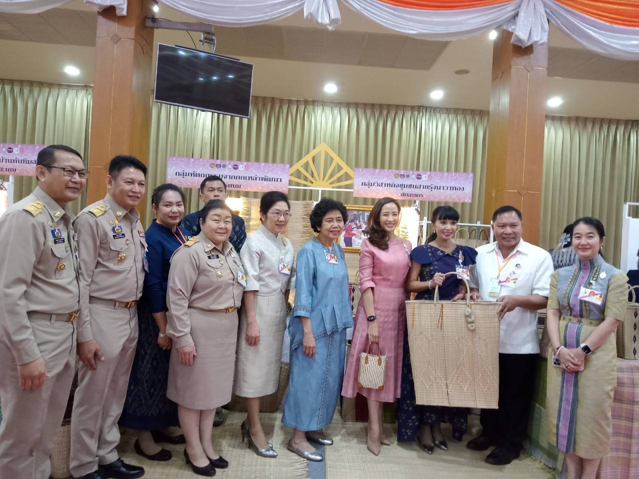 สมเด็จพระเจ้าลูกเธอ   เจ้าฟ้าสิริวัณณวรี นารีรัตนราชกัญญา เสด็จไปทอดพระเนตรนิทรรศการและการจัดงานแสดงผลิตภัณฑ์ผ้าไทยและงานหัตถกรรมชุมชนภาคตะวันออกเฉียงเหนือ และพระราชทานลายผ้าพระราชทาน “ผ้าลายสิริวชิราภรณ์” เพื่อเชิญไปมอบแก่ศิลปินช่างทอผ้าและหัตถกรรมไทยทั่วประเทศ ไปถักทอผสมผสานกับลวดลายภูมิปัญญาพื้นถิ่นตามความคิดสร้างสรรค์ของศิลปิน เฉลิมพระเกียรติพระบาทสมเด็จพระเจ้าอยู่หัว เนื่องในโอกาสมหามงคลเฉลิมพระชนมพรรษาครบ 6 รอบ 28 กรกฎาคม 2567