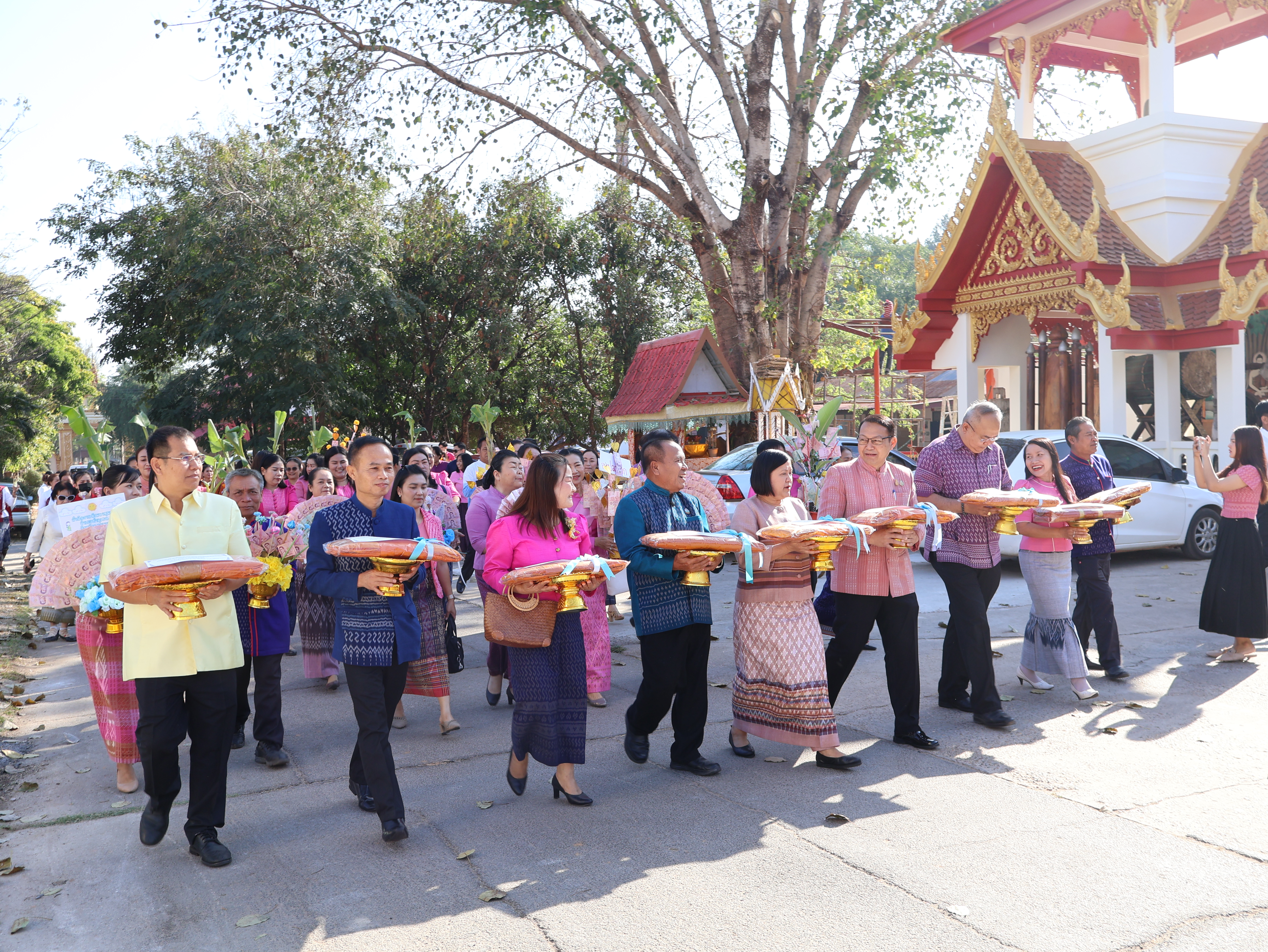 จังหวัดนครพนม   จัดกิจกรรมพิธีทอดผ้าป่าสามัคคีสมทบกองทุนส่งเสริมเศรษฐกิจชุมชน คนนครพนม “ใบตองกล้วยธรรมดา สู่ มูลค่าเพิ่มทางเศรษฐกิจ”
