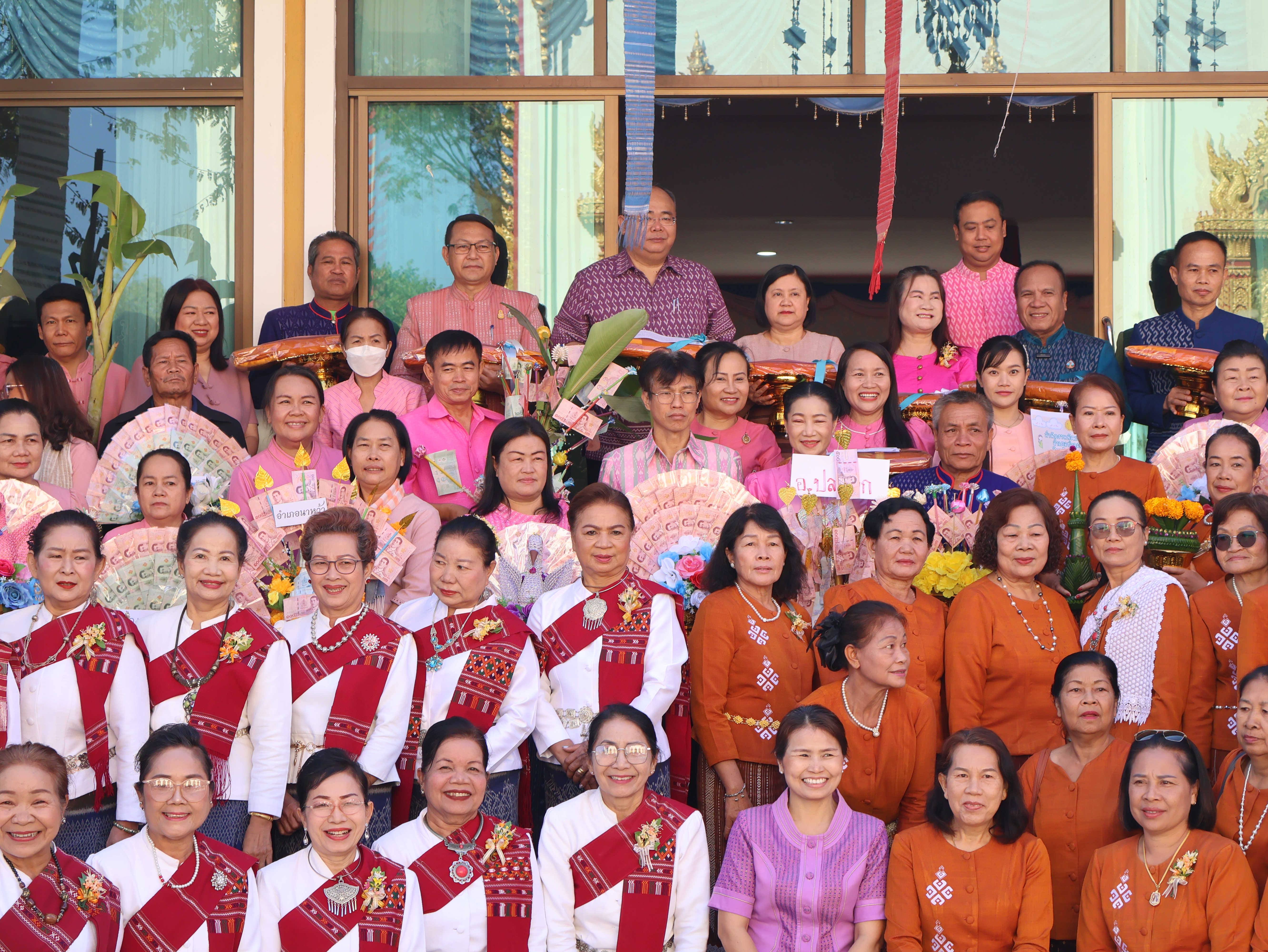 จังหวัดนครพนม   จัดกิจกรรมพิธีทอดผ้าป่าสามัคคีสมทบกองทุนส่งเสริมเศรษฐกิจชุมชน คนนครพนม “ใบตองกล้วยธรรมดา สู่ มูลค่าเพิ่มทางเศรษฐกิจ”
