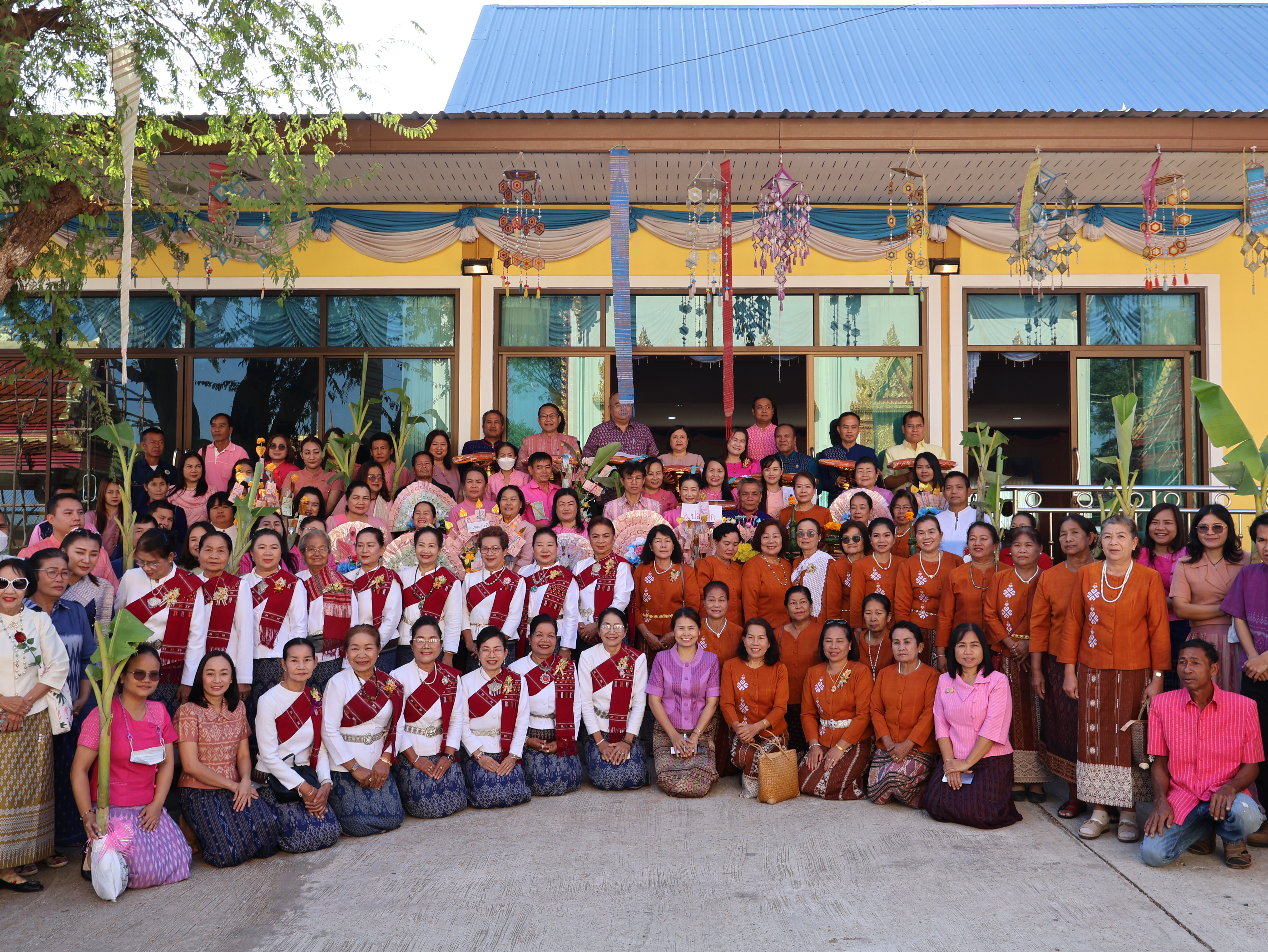 จังหวัดนครพนม   จัดกิจกรรมพิธีทอดผ้าป่าสามัคคีสมทบกองทุนส่งเสริมเศรษฐกิจชุมชน คนนครพนม “ใบตองกล้วยธรรมดา สู่ มูลค่าเพิ่มทางเศรษฐกิจ”