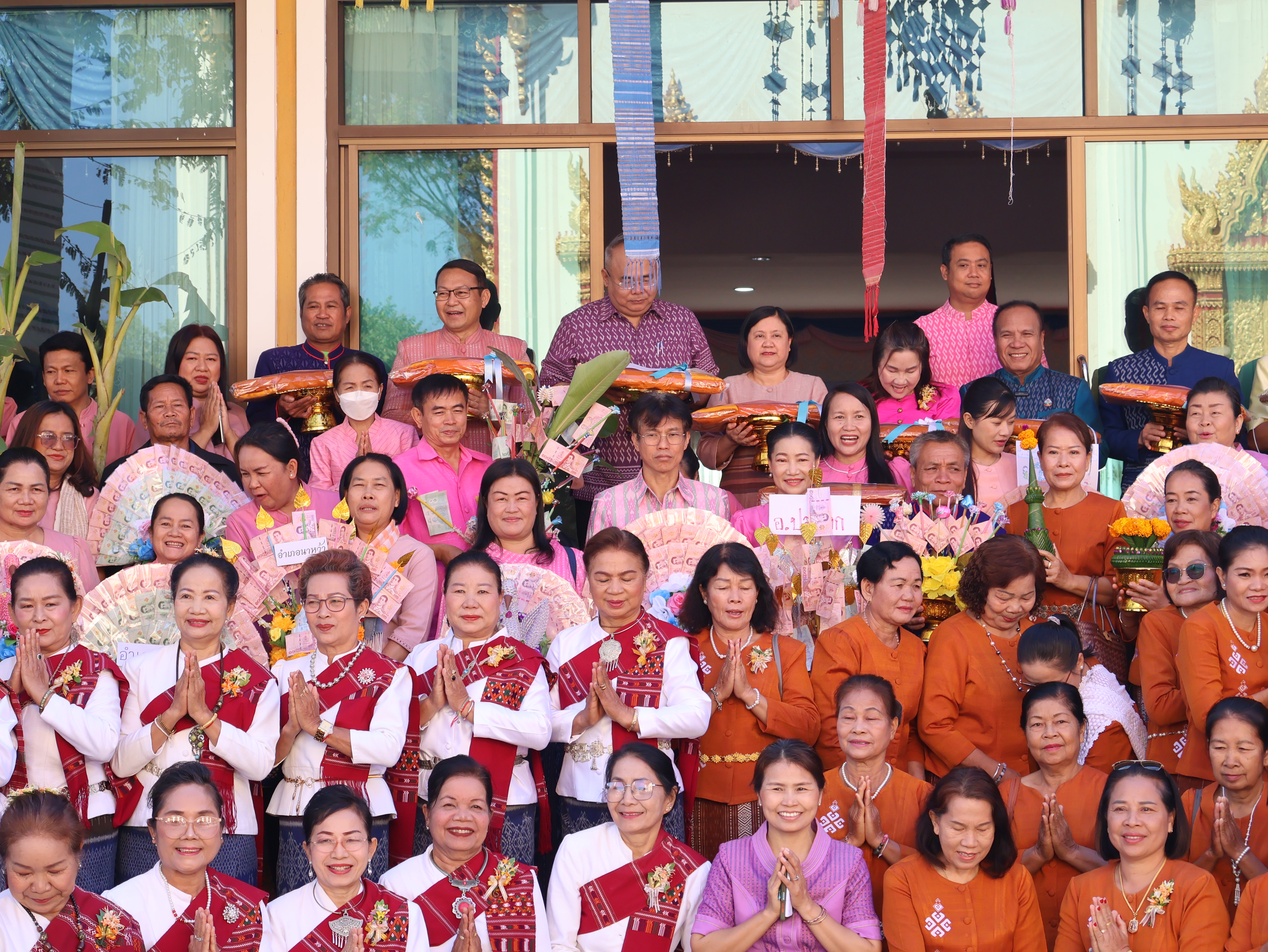 จังหวัดนครพนม   จัดกิจกรรมพิธีทอดผ้าป่าสามัคคีสมทบกองทุนส่งเสริมเศรษฐกิจชุมชน คนนครพนม “ใบตองกล้วยธรรมดา สู่ มูลค่าเพิ่มทางเศรษฐกิจ”