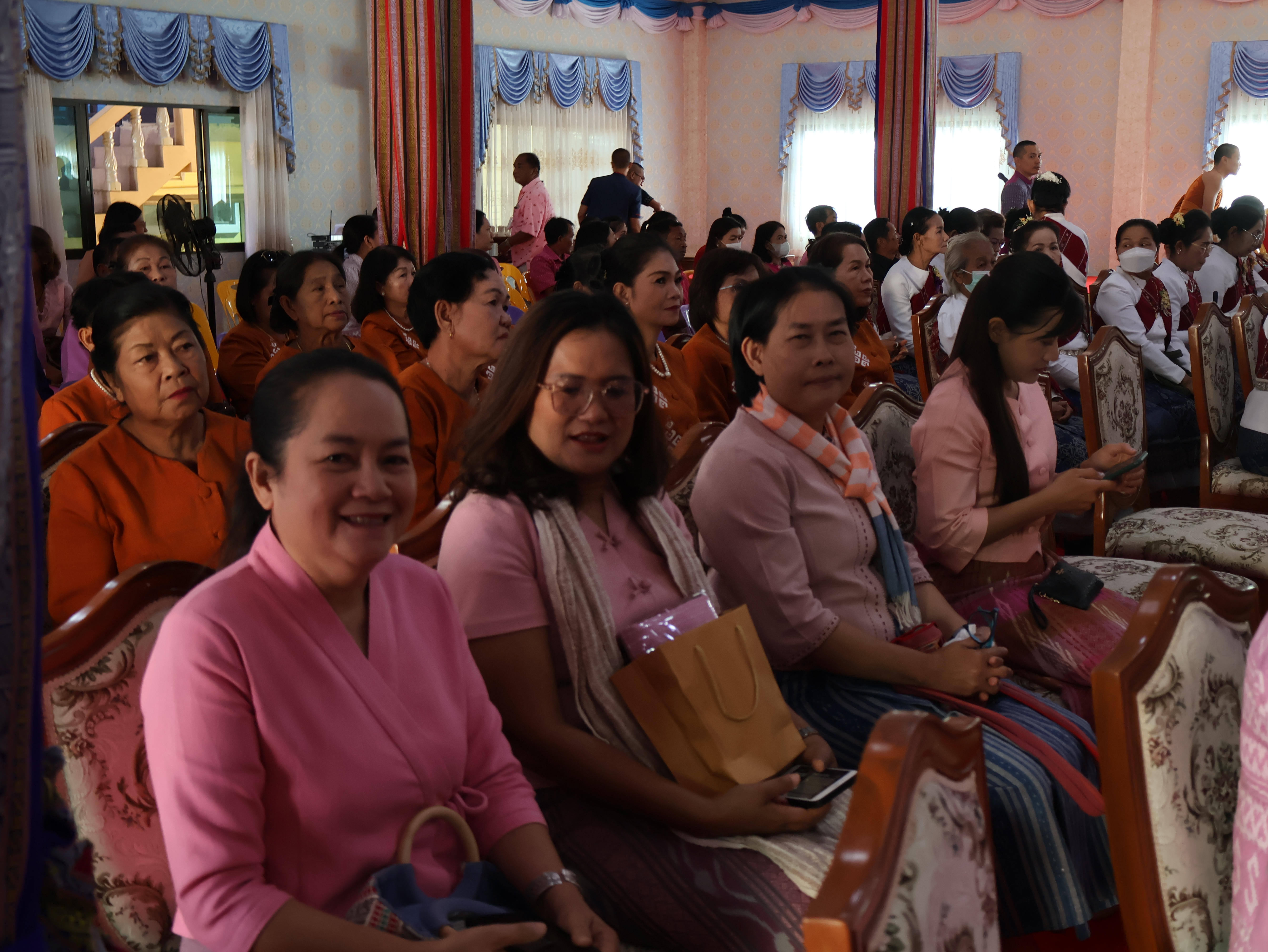 จังหวัดนครพนม   จัดกิจกรรมพิธีทอดผ้าป่าสามัคคีสมทบกองทุนส่งเสริมเศรษฐกิจชุมชน คนนครพนม “ใบตองกล้วยธรรมดา สู่ มูลค่าเพิ่มทางเศรษฐกิจ”
