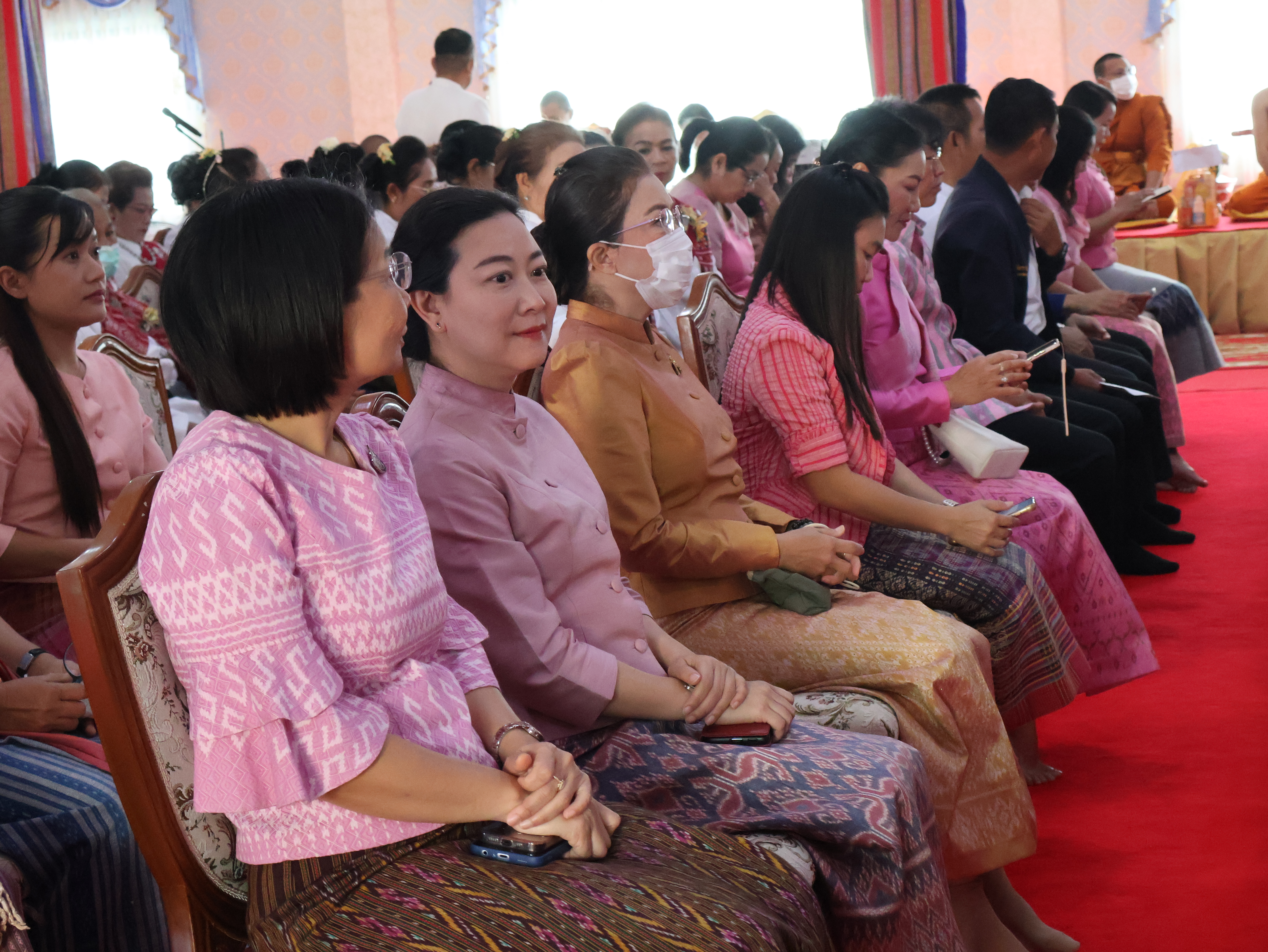 จังหวัดนครพนม   จัดกิจกรรมพิธีทอดผ้าป่าสามัคคีสมทบกองทุนส่งเสริมเศรษฐกิจชุมชน คนนครพนม “ใบตองกล้วยธรรมดา สู่ มูลค่าเพิ่มทางเศรษฐกิจ”