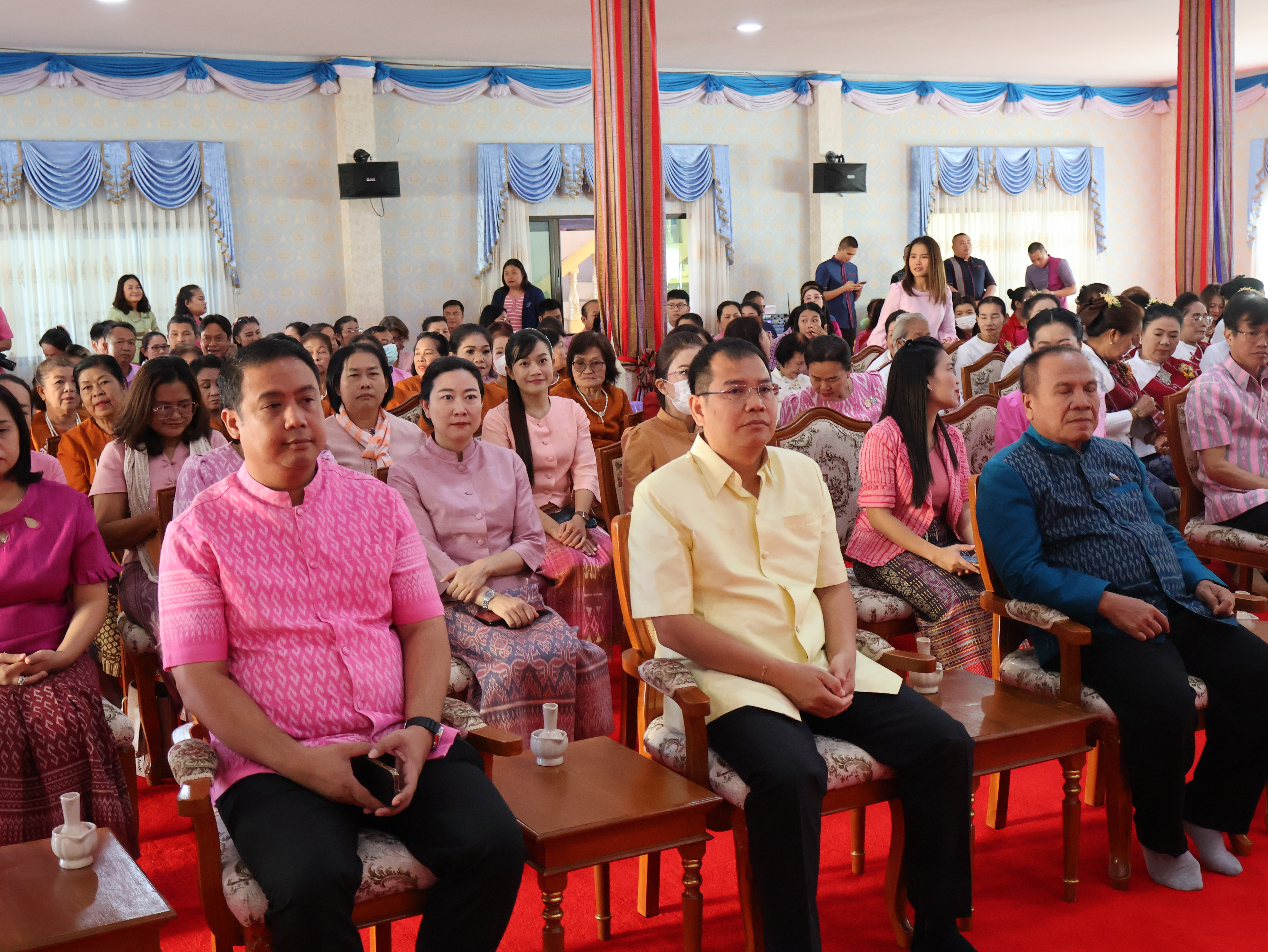จังหวัดนครพนม   จัดกิจกรรมพิธีทอดผ้าป่าสามัคคีสมทบกองทุนส่งเสริมเศรษฐกิจชุมชน คนนครพนม “ใบตองกล้วยธรรมดา สู่ มูลค่าเพิ่มทางเศรษฐกิจ”