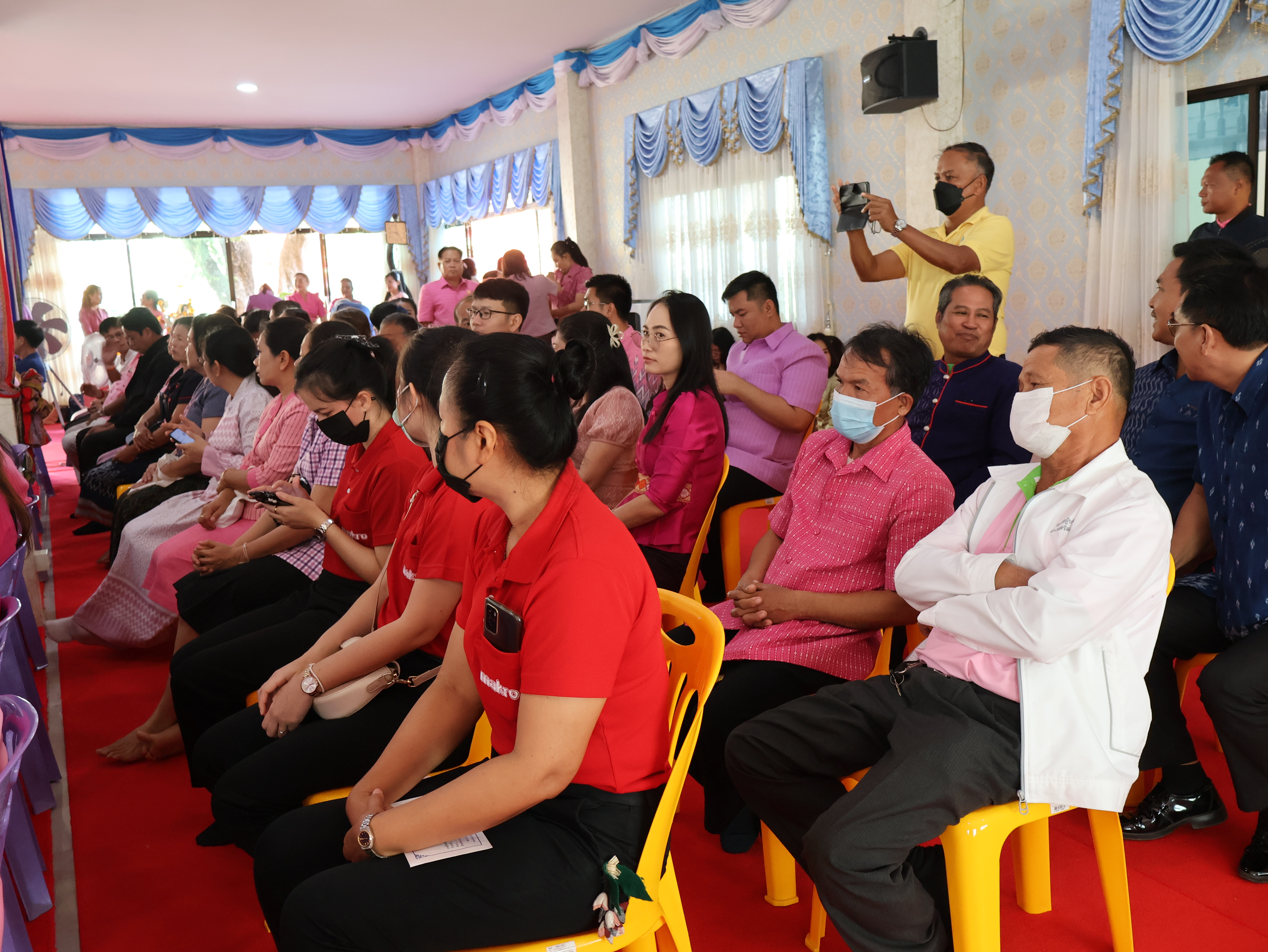 จังหวัดนครพนม   จัดกิจกรรมพิธีทอดผ้าป่าสามัคคีสมทบกองทุนส่งเสริมเศรษฐกิจชุมชน คนนครพนม “ใบตองกล้วยธรรมดา สู่ มูลค่าเพิ่มทางเศรษฐกิจ”