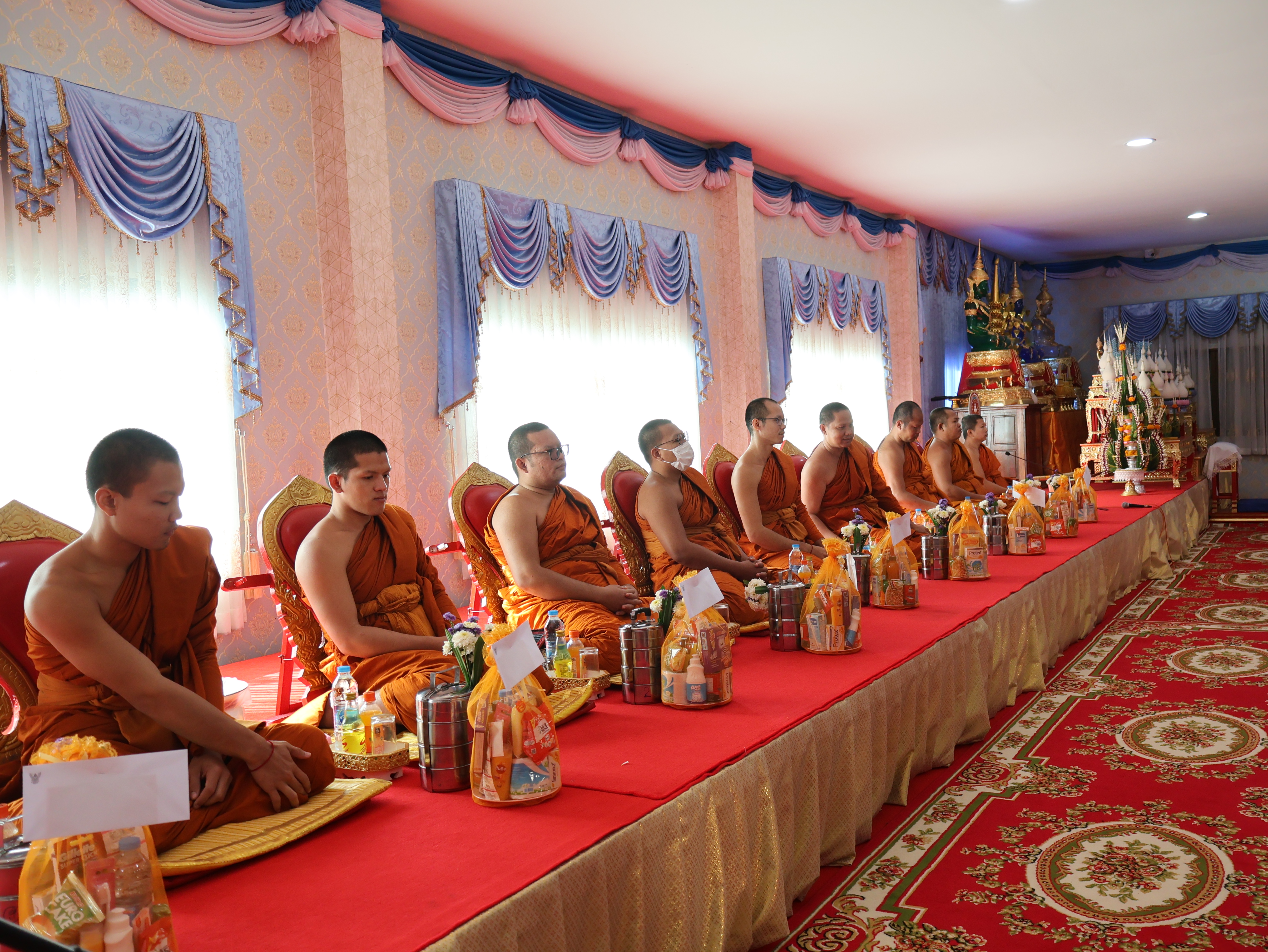 จังหวัดนครพนม   จัดกิจกรรมพิธีทอดผ้าป่าสามัคคีสมทบกองทุนส่งเสริมเศรษฐกิจชุมชน คนนครพนม “ใบตองกล้วยธรรมดา สู่ มูลค่าเพิ่มทางเศรษฐกิจ”
