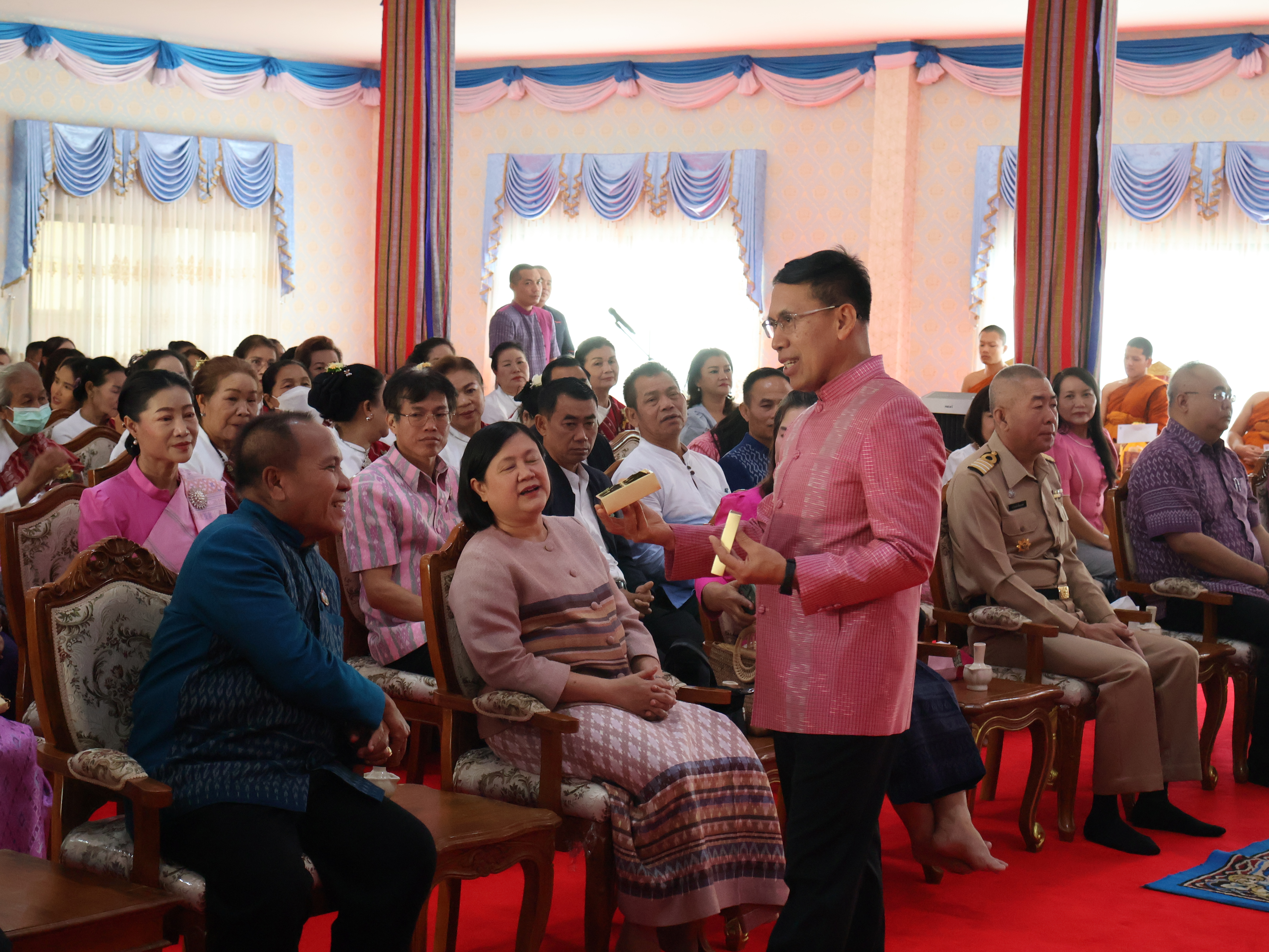 จังหวัดนครพนม   จัดกิจกรรมพิธีทอดผ้าป่าสามัคคีสมทบกองทุนส่งเสริมเศรษฐกิจชุมชน คนนครพนม “ใบตองกล้วยธรรมดา สู่ มูลค่าเพิ่มทางเศรษฐกิจ”