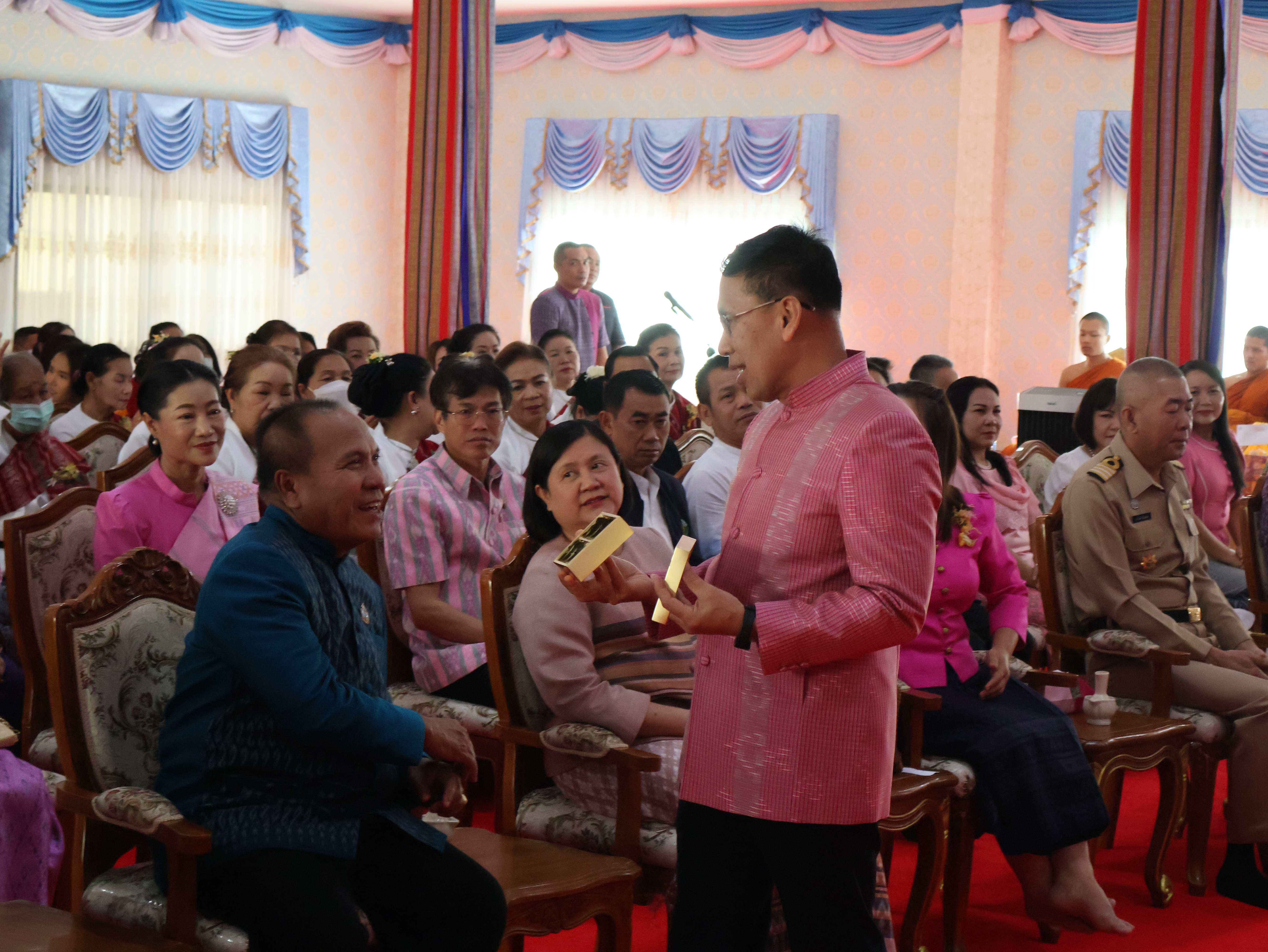 จังหวัดนครพนม   จัดกิจกรรมพิธีทอดผ้าป่าสามัคคีสมทบกองทุนส่งเสริมเศรษฐกิจชุมชน คนนครพนม “ใบตองกล้วยธรรมดา สู่ มูลค่าเพิ่มทางเศรษฐกิจ”