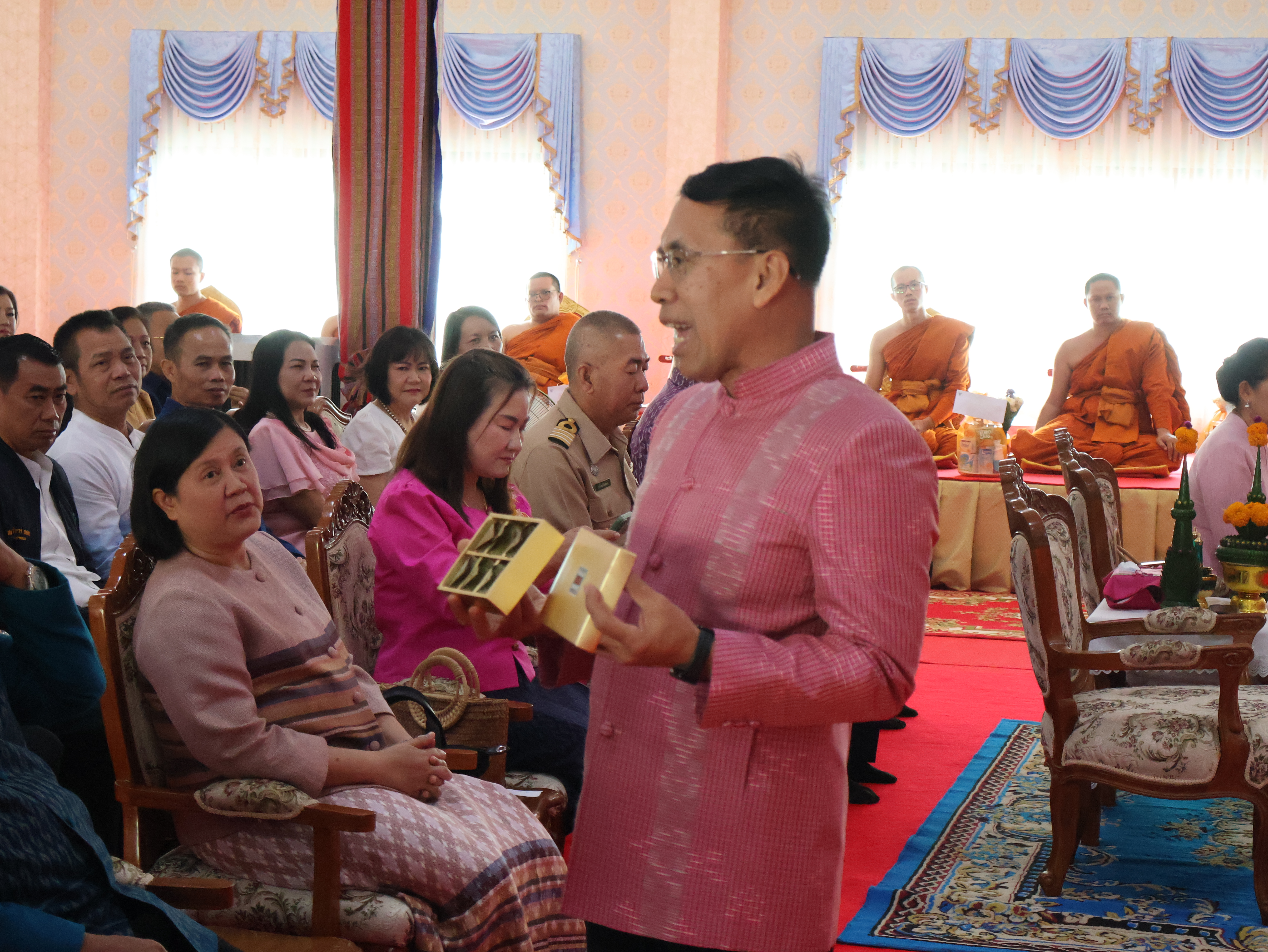 จังหวัดนครพนม   จัดกิจกรรมพิธีทอดผ้าป่าสามัคคีสมทบกองทุนส่งเสริมเศรษฐกิจชุมชน คนนครพนม “ใบตองกล้วยธรรมดา สู่ มูลค่าเพิ่มทางเศรษฐกิจ”