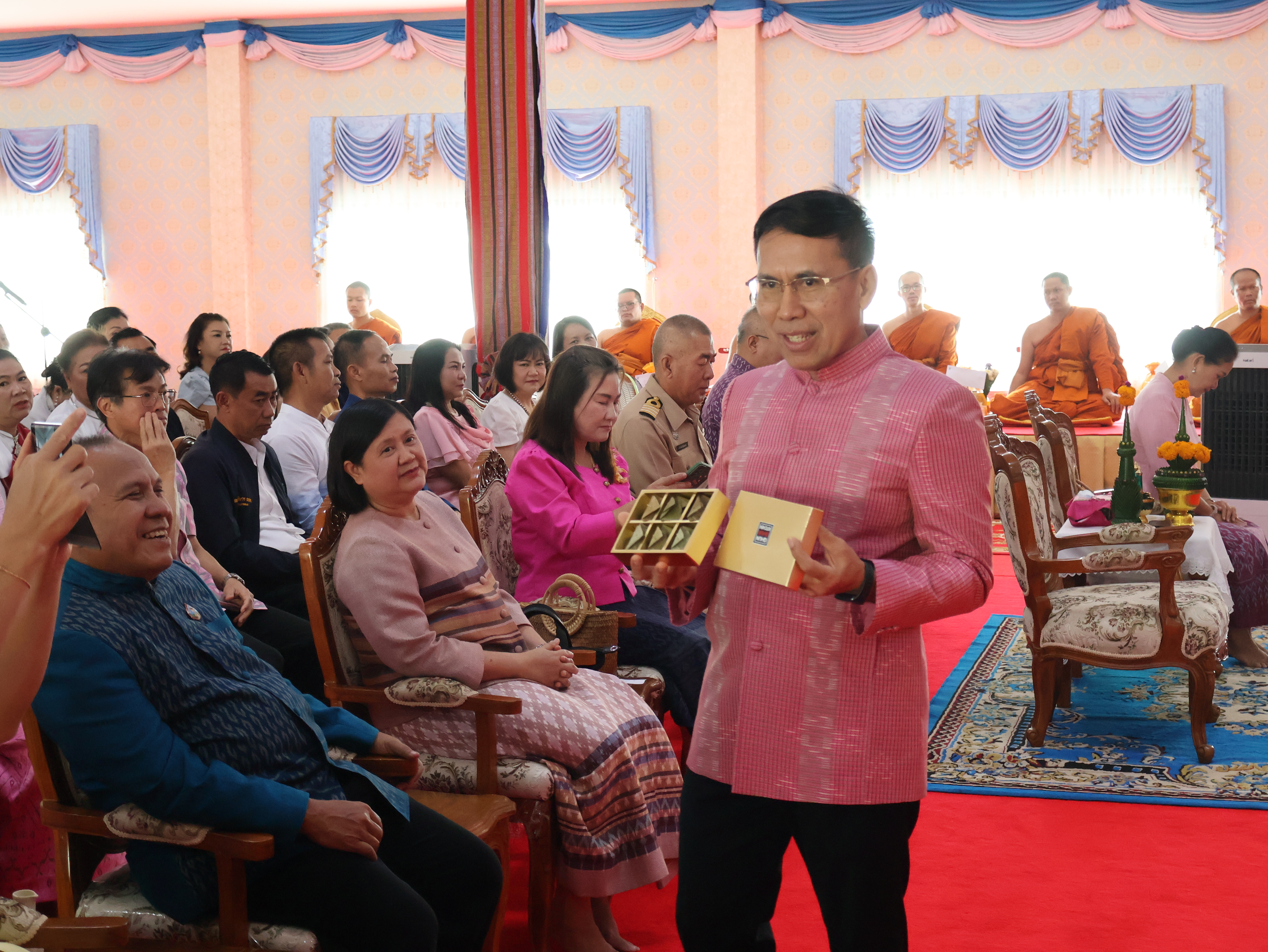 จังหวัดนครพนม   จัดกิจกรรมพิธีทอดผ้าป่าสามัคคีสมทบกองทุนส่งเสริมเศรษฐกิจชุมชน คนนครพนม “ใบตองกล้วยธรรมดา สู่ มูลค่าเพิ่มทางเศรษฐกิจ”